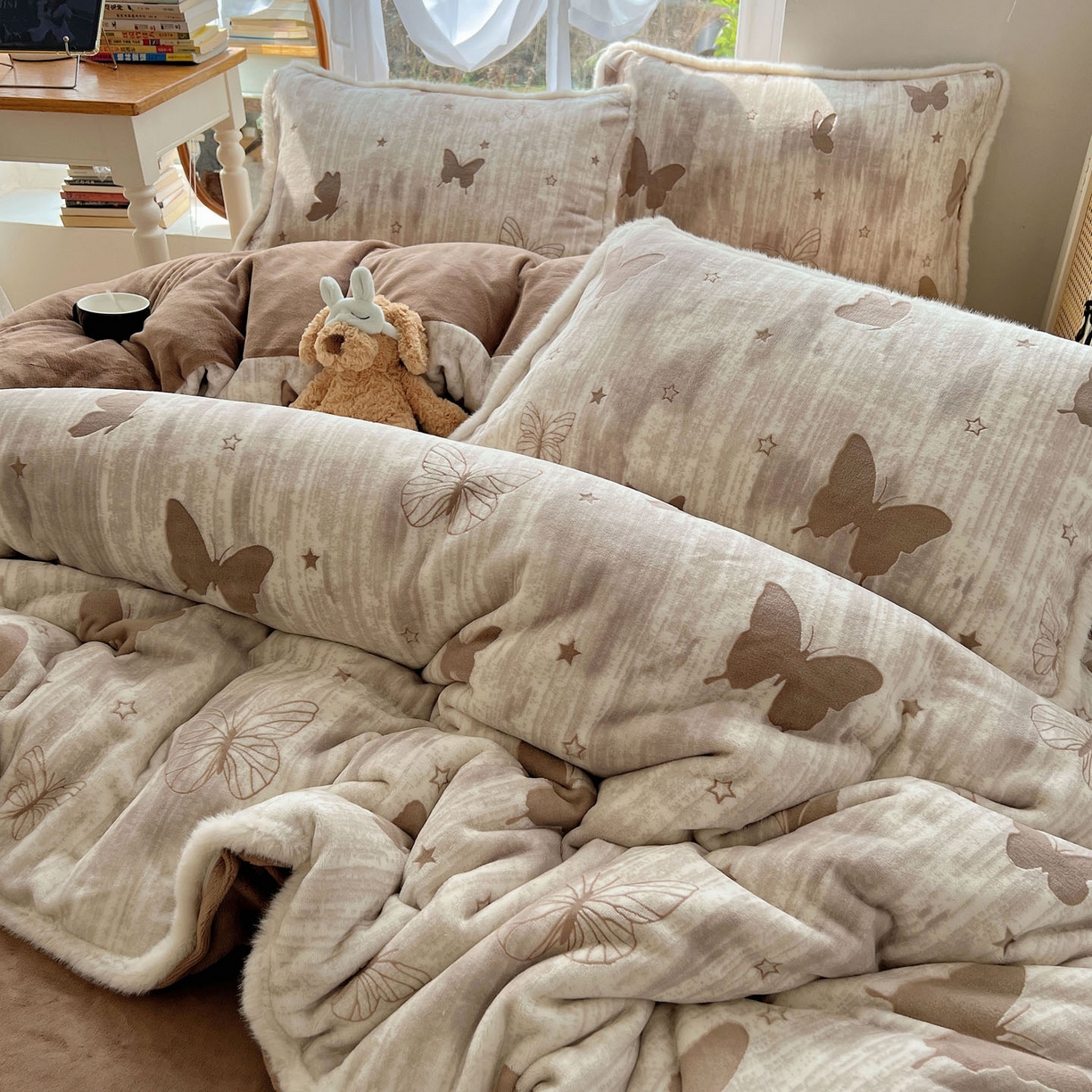 91家纺网 家纺一手货源 找家纺 欣宜家纺 2025秋冬新款加绒加厚兔毛花边款烂花雕花牛奶绒四件套 蝶舞咖