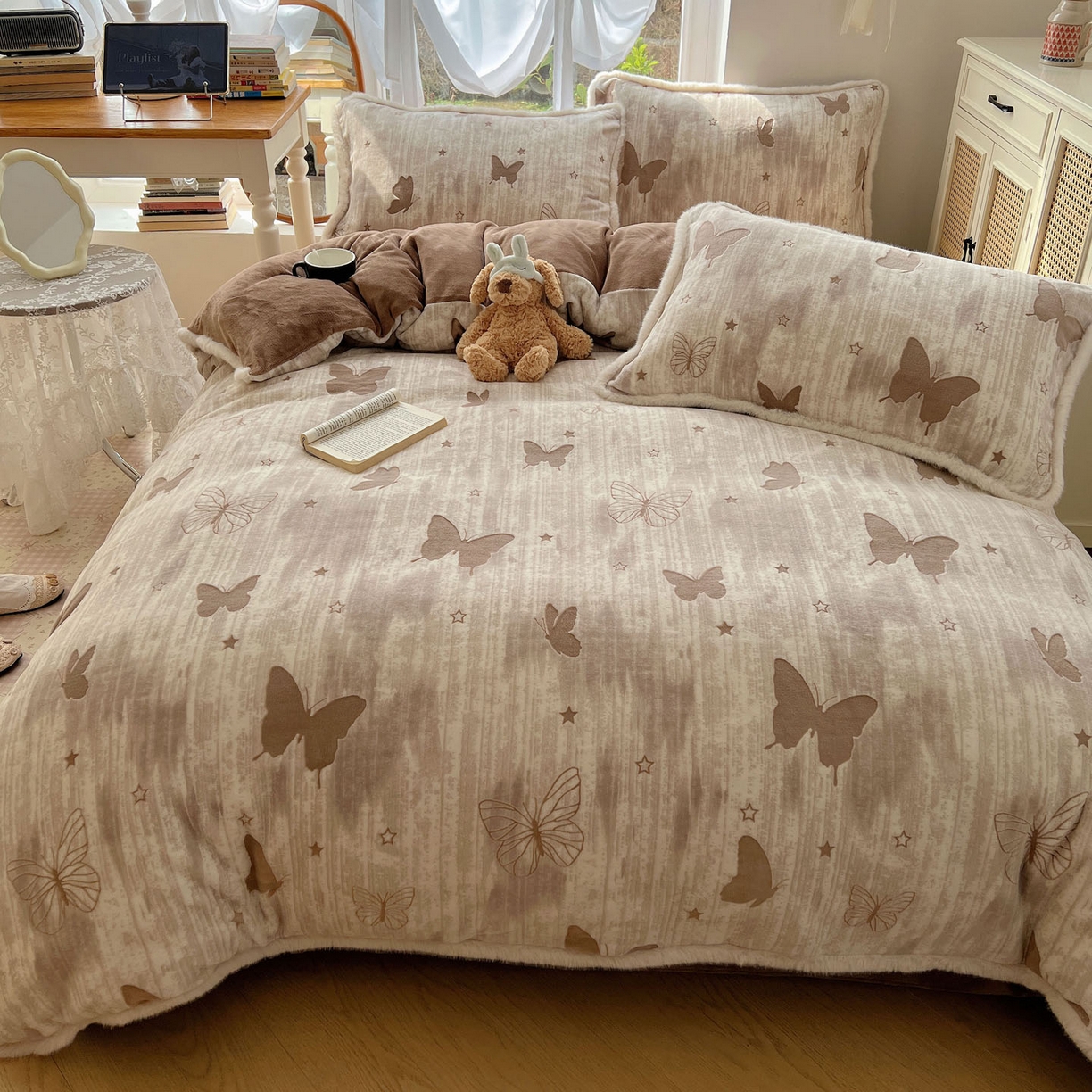 91家纺网 家纺一手货源 找家纺 欣宜家纺 2025秋冬新款加绒加厚兔毛花边款烂花雕花牛奶绒四件套 蝶舞咖