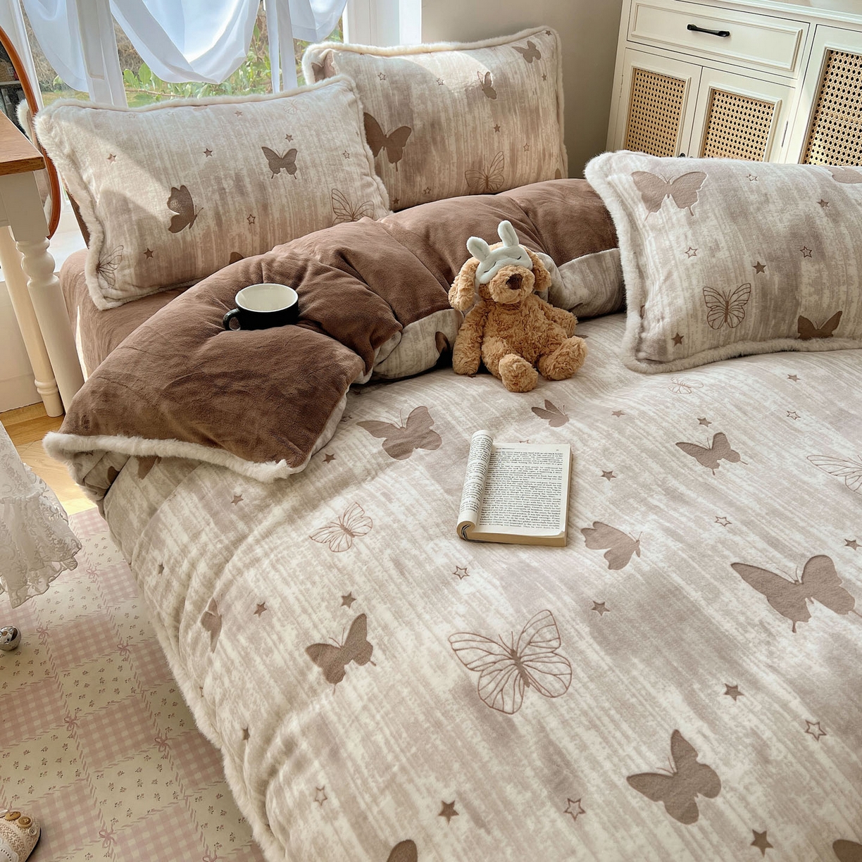 91家纺网 家纺一手货源 找家纺 欣宜家纺 2025秋冬新款加绒加厚兔毛花边款烂花雕花牛奶绒四件套 蝶舞咖