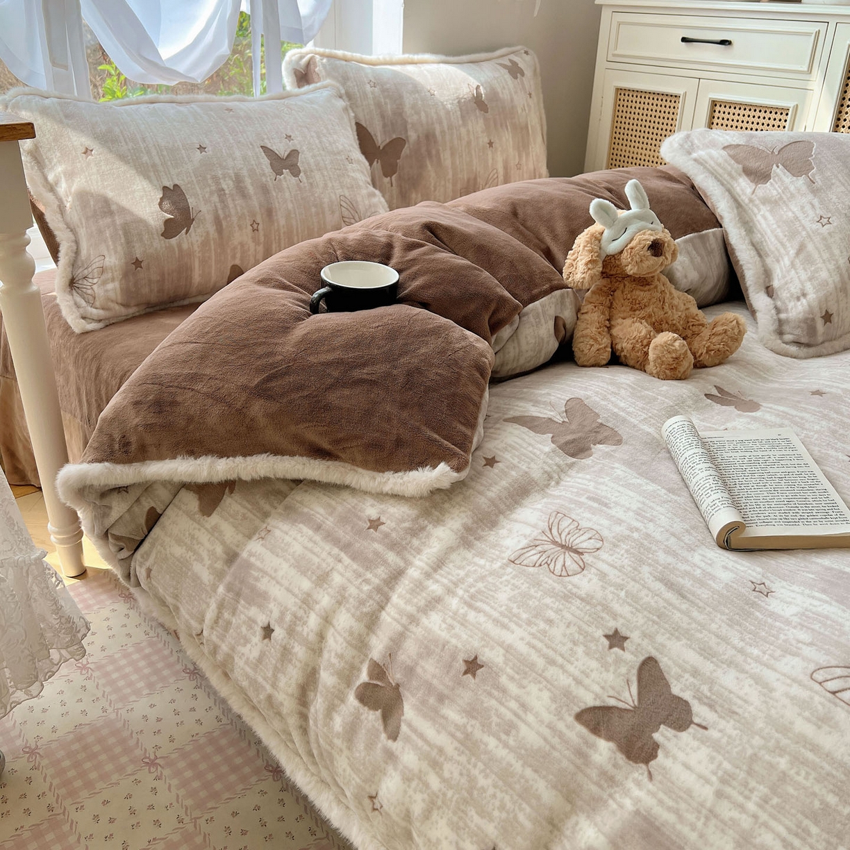 91家纺网 家纺一手货源 找家纺 欣宜家纺 2025秋冬新款加绒加厚兔毛花边款烂花雕花牛奶绒四件套 蝶舞咖