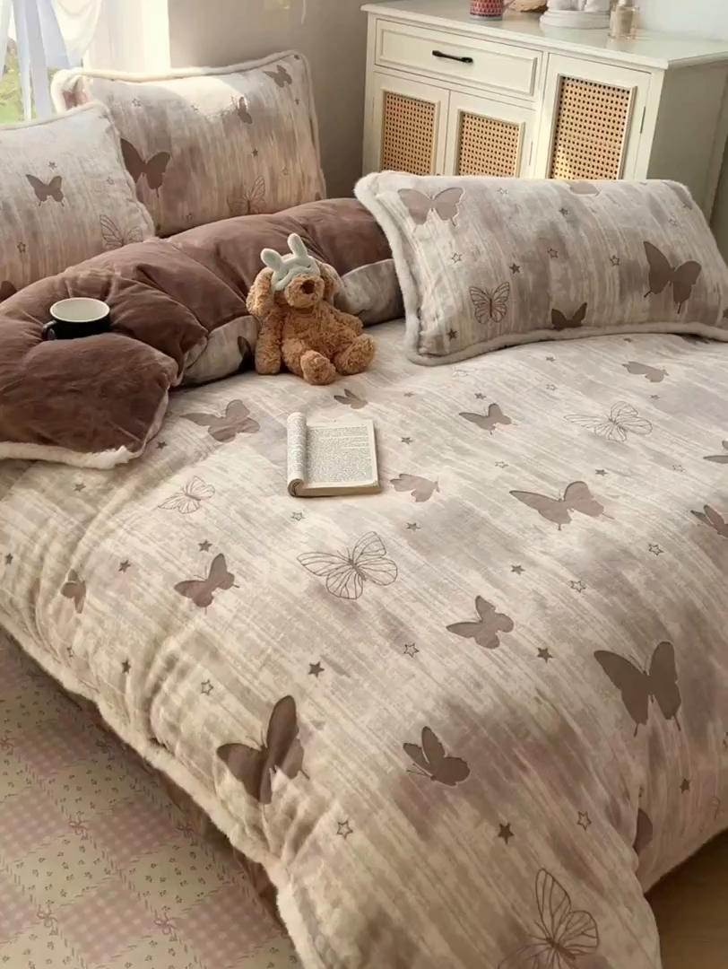 91家纺网 家纺一手货源 找家纺 欣宜家纺 2025秋冬新款加绒加厚兔毛花边款烂花雕花牛奶绒四件套 蝶舞咖