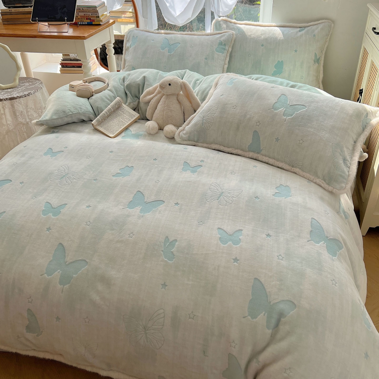 91家纺网 家纺一手货源 找家纺 欣宜家纺 2025秋冬新款加绒加厚兔毛花边款烂花雕花牛奶绒四件套 蝶舞蓝