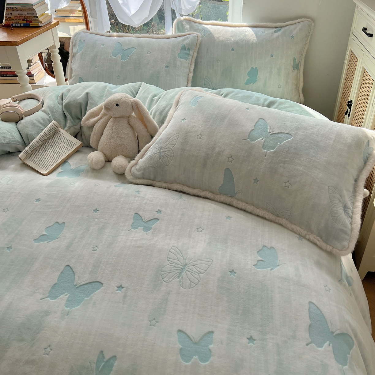 91家纺网 家纺一手货源 找家纺 欣宜家纺 2025秋冬新款加绒加厚兔毛花边款烂花雕花牛奶绒四件套 蝶舞蓝