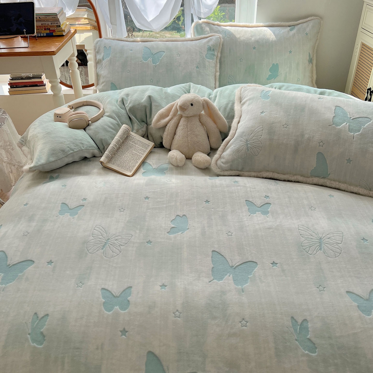 91家纺网 家纺一手货源 找家纺 欣宜家纺 2025秋冬新款加绒加厚兔毛花边款烂花雕花牛奶绒四件套 蝶舞蓝