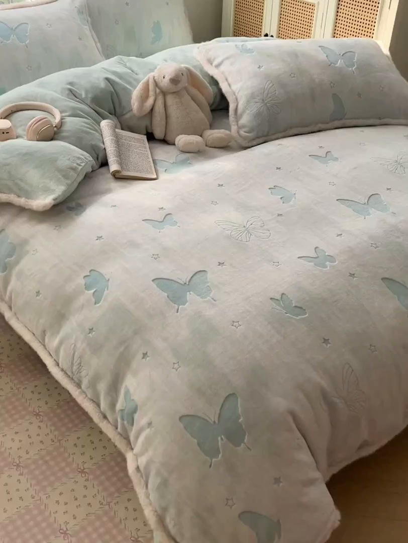 91家纺网 家纺一手货源 找家纺 欣宜家纺 2025秋冬新款加绒加厚兔毛花边款烂花雕花牛奶绒四件套 蝶舞蓝