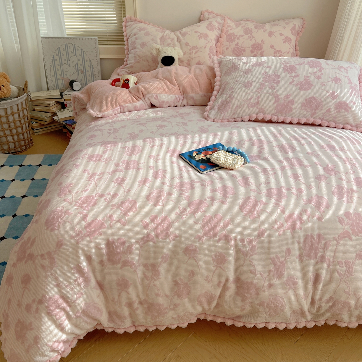 91家纺网 家纺一手货源 找家纺 （总）欣宜家纺 2025秋冬加绒加厚法式风兔毛球雕花牛奶绒四件套