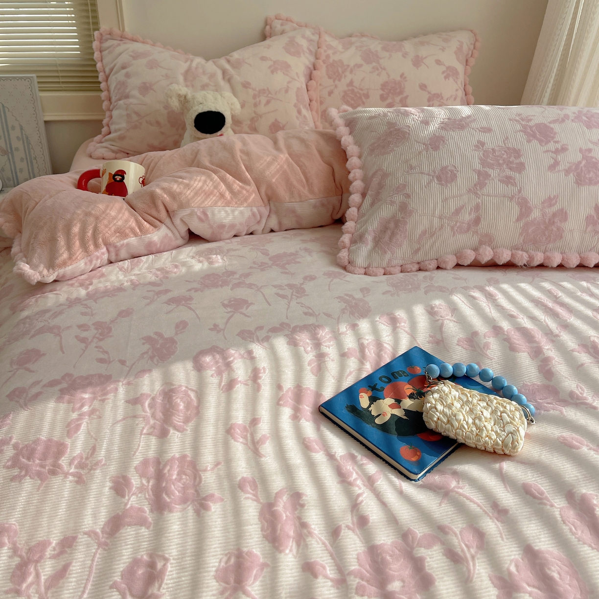 91家纺网 家纺一手货源 找家纺 （总）欣宜家纺 2025秋冬加绒加厚法式风兔毛球雕花牛奶绒四件套