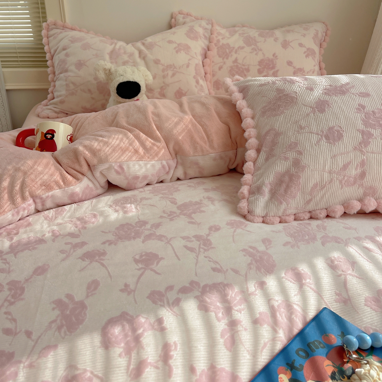 91家纺网 家纺一手货源 找家纺 （总）欣宜家纺 2025秋冬加绒加厚法式风兔毛球雕花牛奶绒四件套