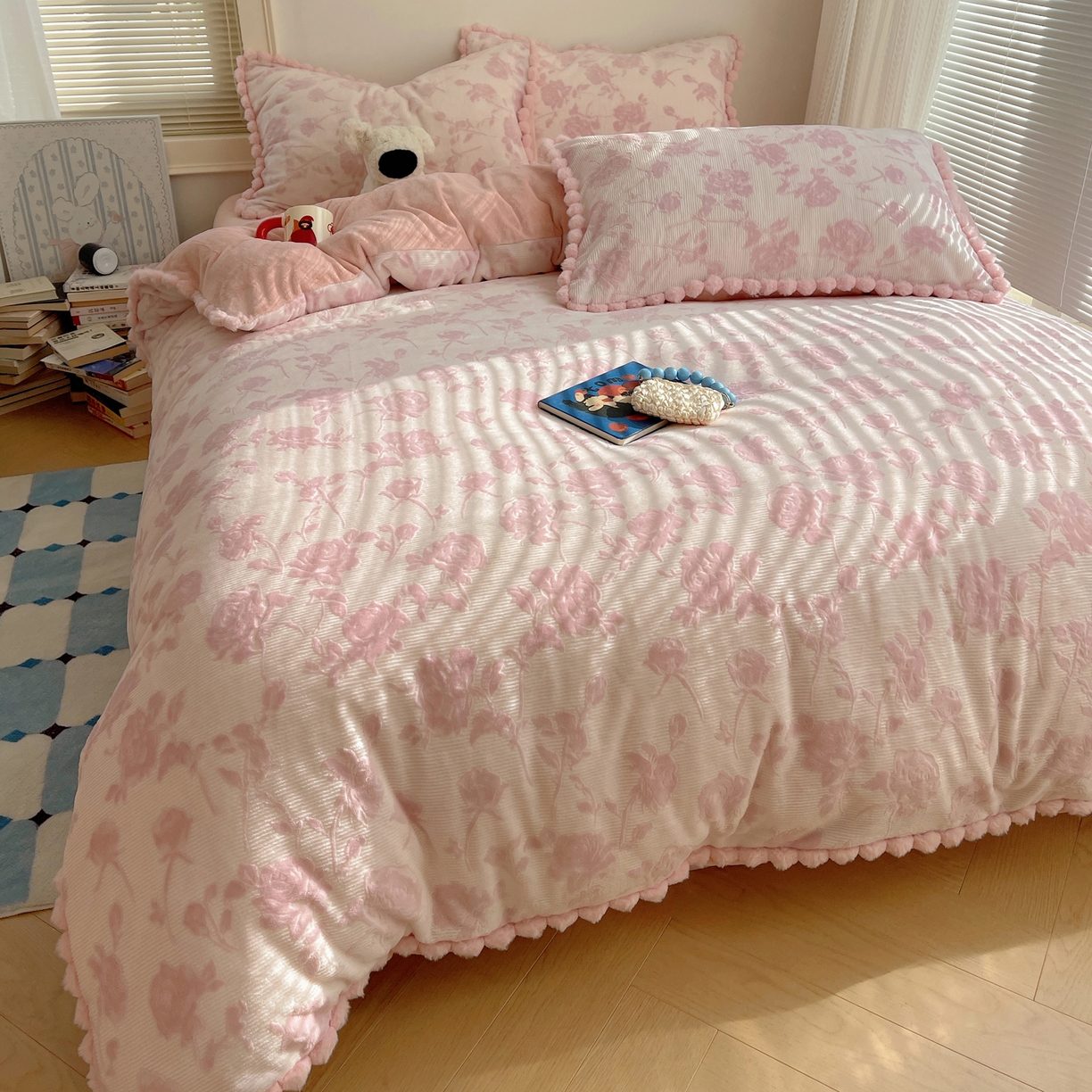 91家纺网 家纺一手货源 找家纺 （总）欣宜家纺 2025秋冬加绒加厚法式风兔毛球雕花牛奶绒四件套