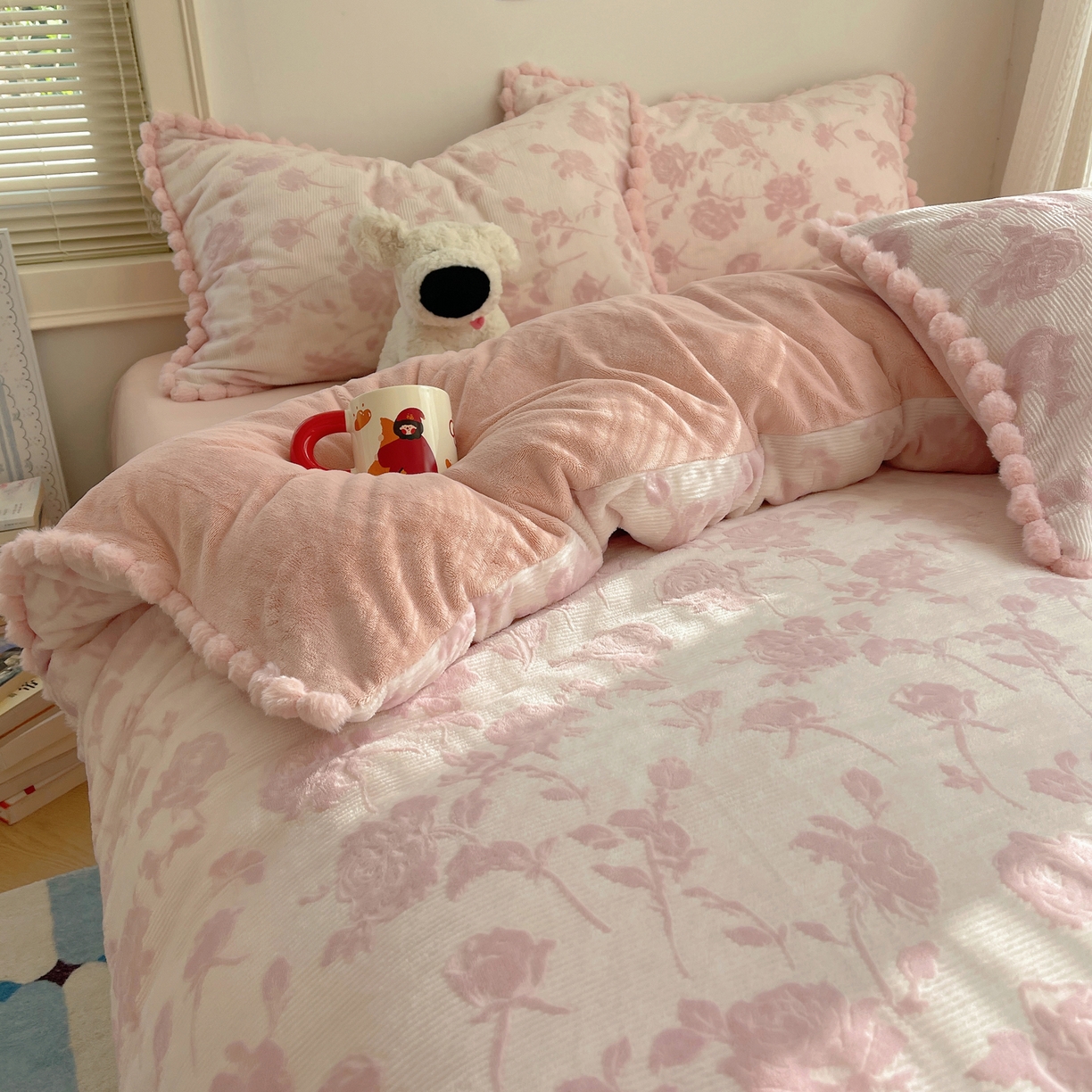 91家纺网 家纺一手货源 找家纺 （总）欣宜家纺 2025秋冬加绒加厚法式风兔毛球雕花牛奶绒四件套