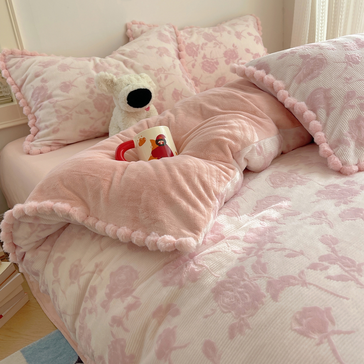 91家纺网 家纺一手货源 找家纺 （总）欣宜家纺 2025秋冬加绒加厚法式风兔毛球雕花牛奶绒四件套