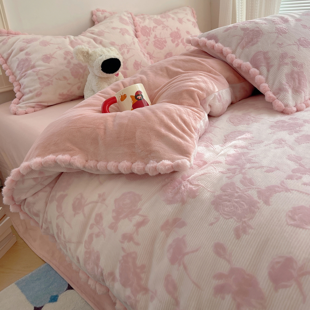 91家纺网 家纺一手货源 找家纺 （总）欣宜家纺 2025秋冬加绒加厚法式风兔毛球雕花牛奶绒四件套