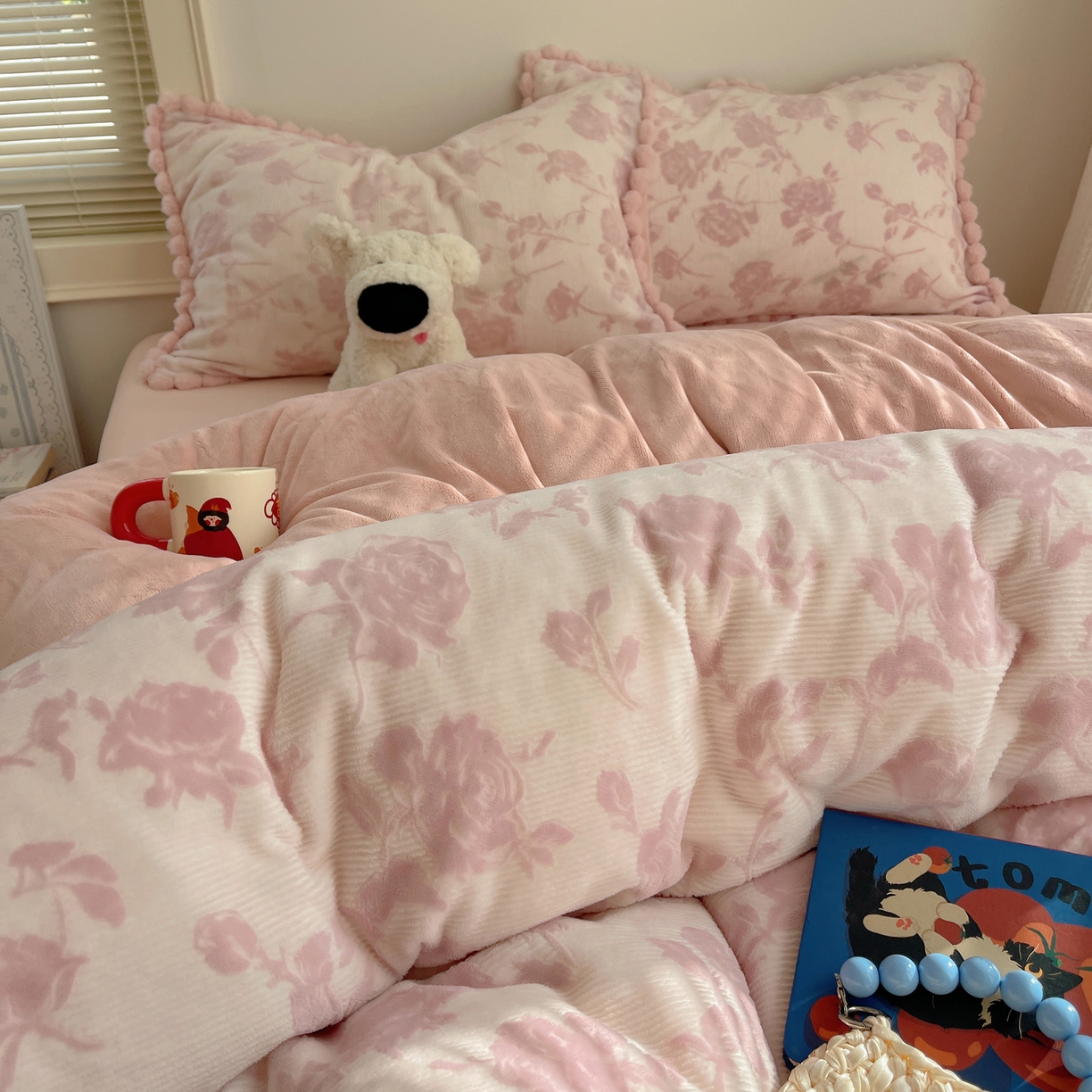 91家纺网 家纺一手货源 找家纺 （总）欣宜家纺 2025秋冬加绒加厚法式风兔毛球雕花牛奶绒四件套