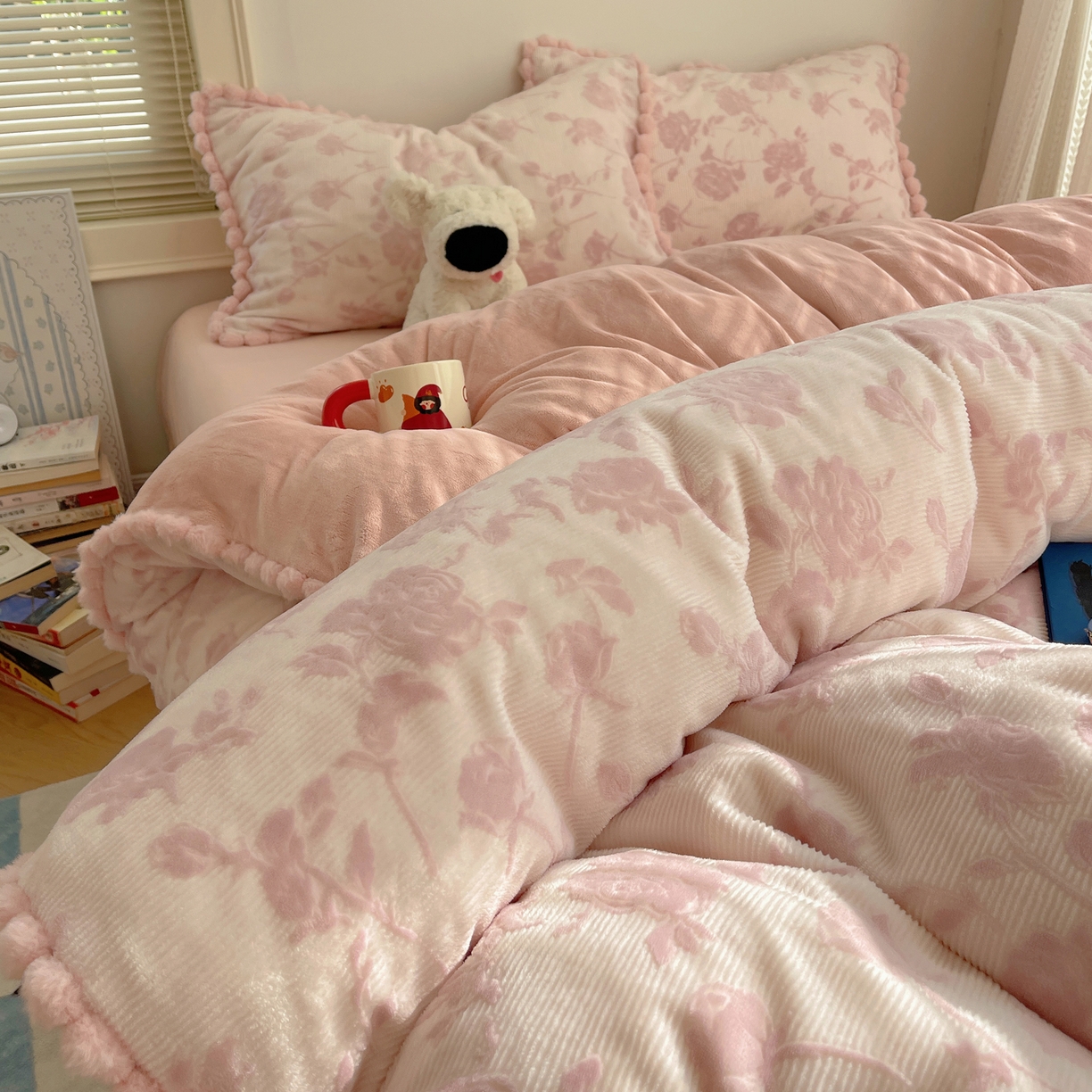 91家纺网 家纺一手货源 找家纺 欣宜家纺 2025秋冬加绒加厚法式风兔毛球雕花牛奶绒四件套 玫瑰-粉