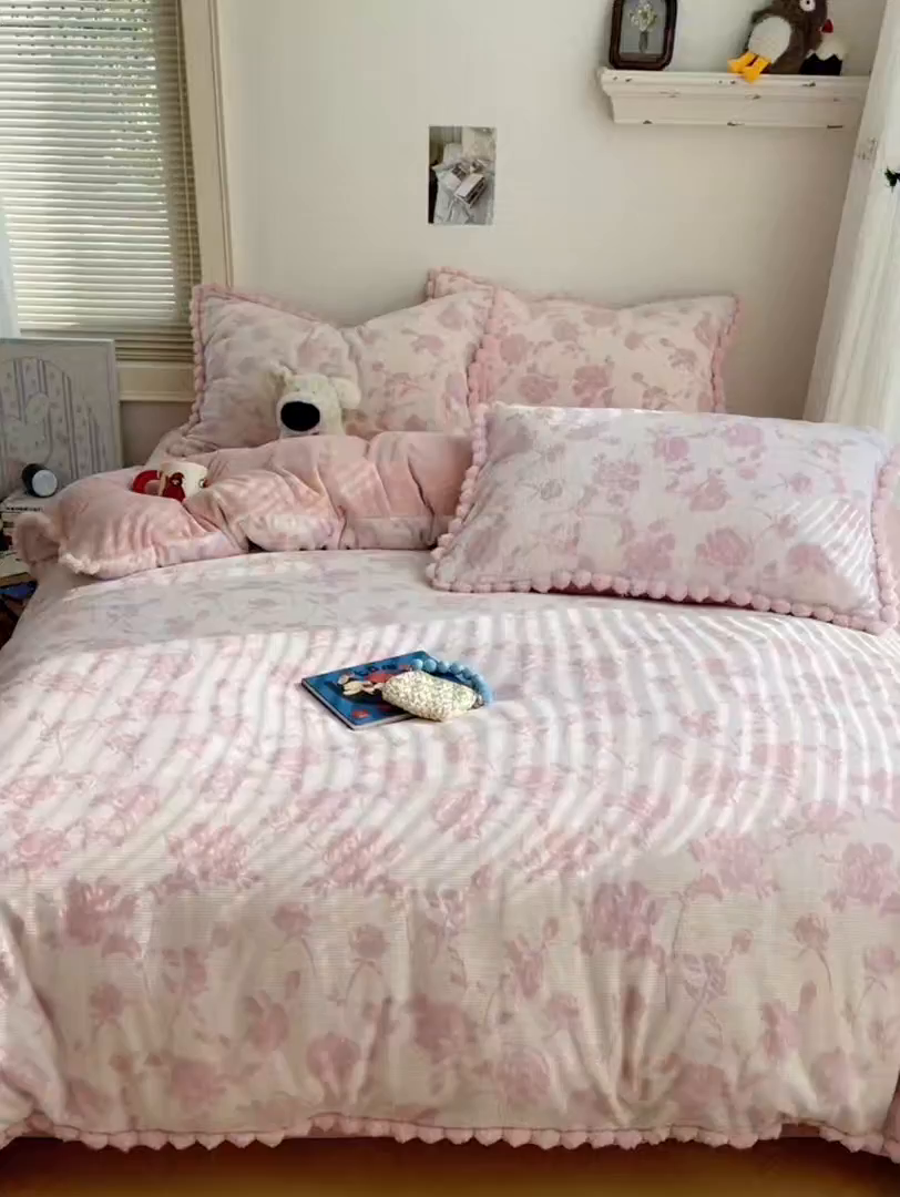 91家纺网 家纺一手货源 找家纺 欣宜家纺 2025秋冬加绒加厚法式风兔毛球雕花牛奶绒四件套 玫瑰-粉