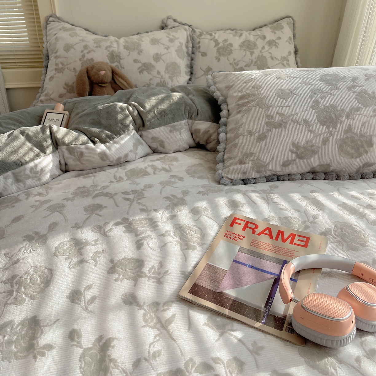 91家纺网 家纺一手货源 找家纺 欣宜家纺 2025秋冬加绒加厚法式风兔毛球雕花牛奶绒四件套 玫瑰-灰