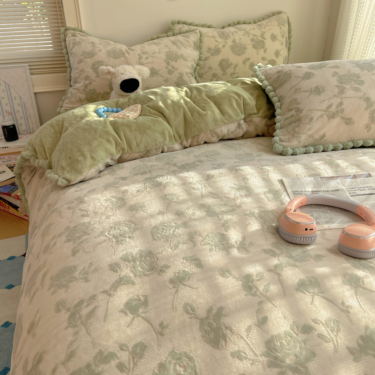 91家纺网 家纺一手货源 找家纺 欣宜家纺 2025秋冬加绒加厚法式风兔毛球雕花牛奶绒四件套 玫瑰-绿