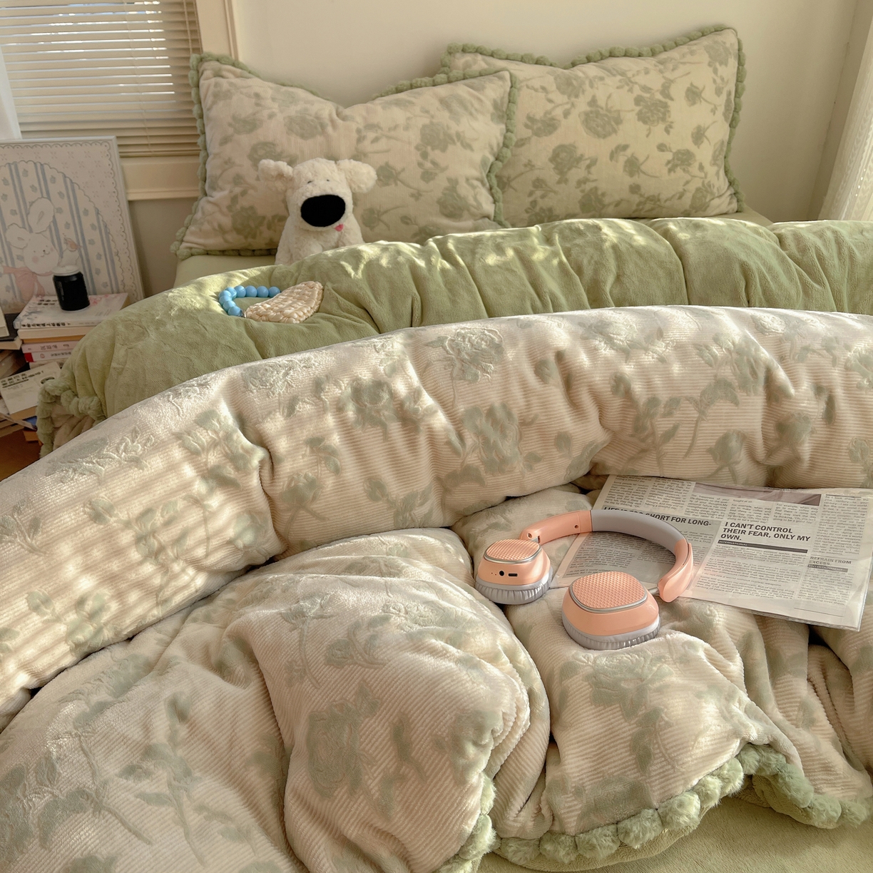 91家纺网 家纺一手货源 找家纺 欣宜家纺 2025秋冬加绒加厚法式风兔毛球雕花牛奶绒四件套 玫瑰-绿