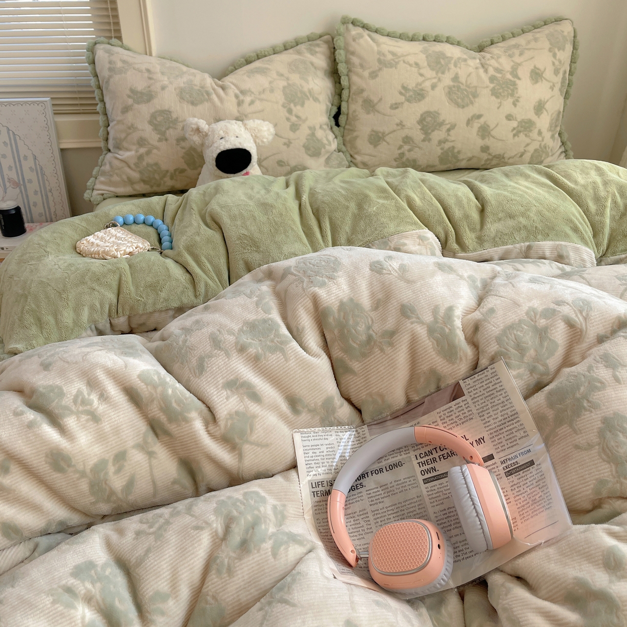 91家纺网 家纺一手货源 找家纺 欣宜家纺 2025秋冬加绒加厚法式风兔毛球雕花牛奶绒四件套 玫瑰-绿