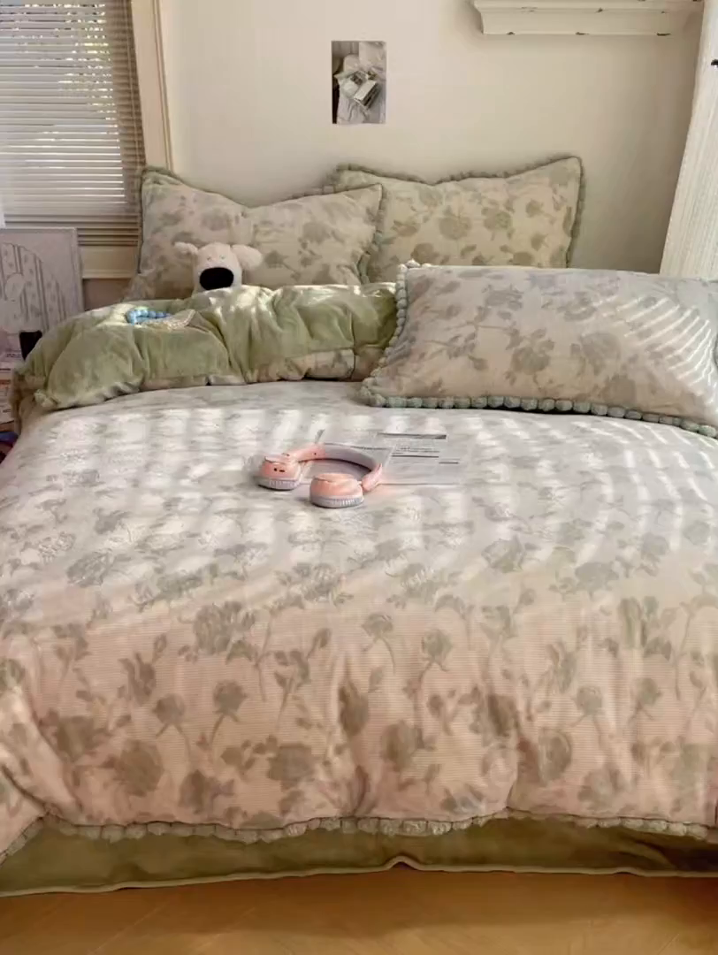 91家纺网 家纺一手货源 找家纺 欣宜家纺 2025秋冬加绒加厚法式风兔毛球雕花牛奶绒四件套 玫瑰-绿