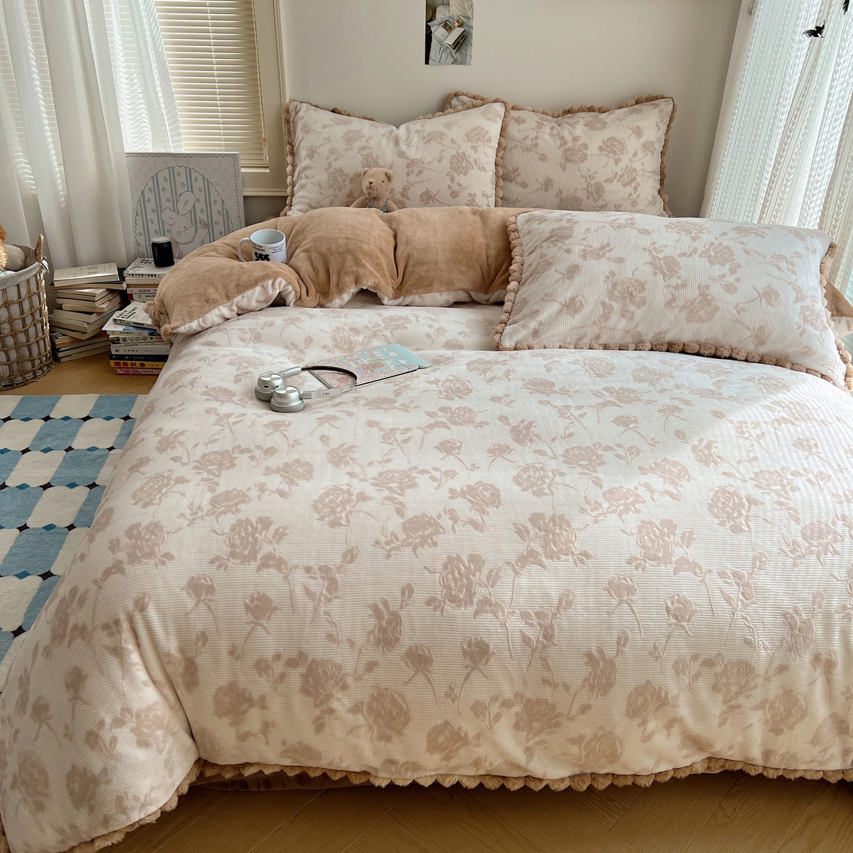 91家纺网 家纺一手货源 找家纺 欣宜家纺 2025秋冬加绒加厚法式风兔毛球雕花牛奶绒四件套 玫瑰-浅咖