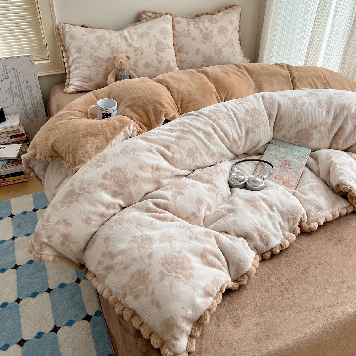 91家纺网 家纺一手货源 找家纺 欣宜家纺 2025秋冬加绒加厚法式风兔毛球雕花牛奶绒四件套 玫瑰-浅咖