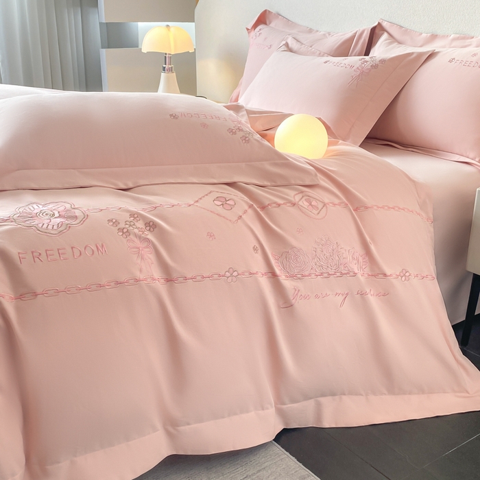 91家纺网 家纺一手货源 找家纺 欣宜家纺 2025新款秋冬纯棉全棉长绒棉刺绣磨毛高端礼盒床品四件套-马赛系列（包含买家秀） 马赛-轻奢粉