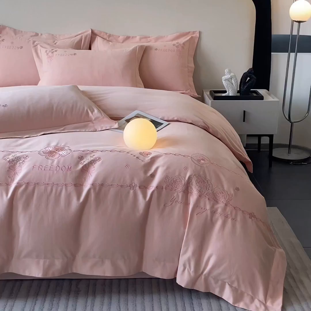 91家纺网 家纺一手货源 找家纺 欣宜家纺 2025新款秋冬纯棉全棉长绒棉刺绣磨毛高端礼盒床品四件套-马赛系列（包含买家秀） 马赛-轻奢粉