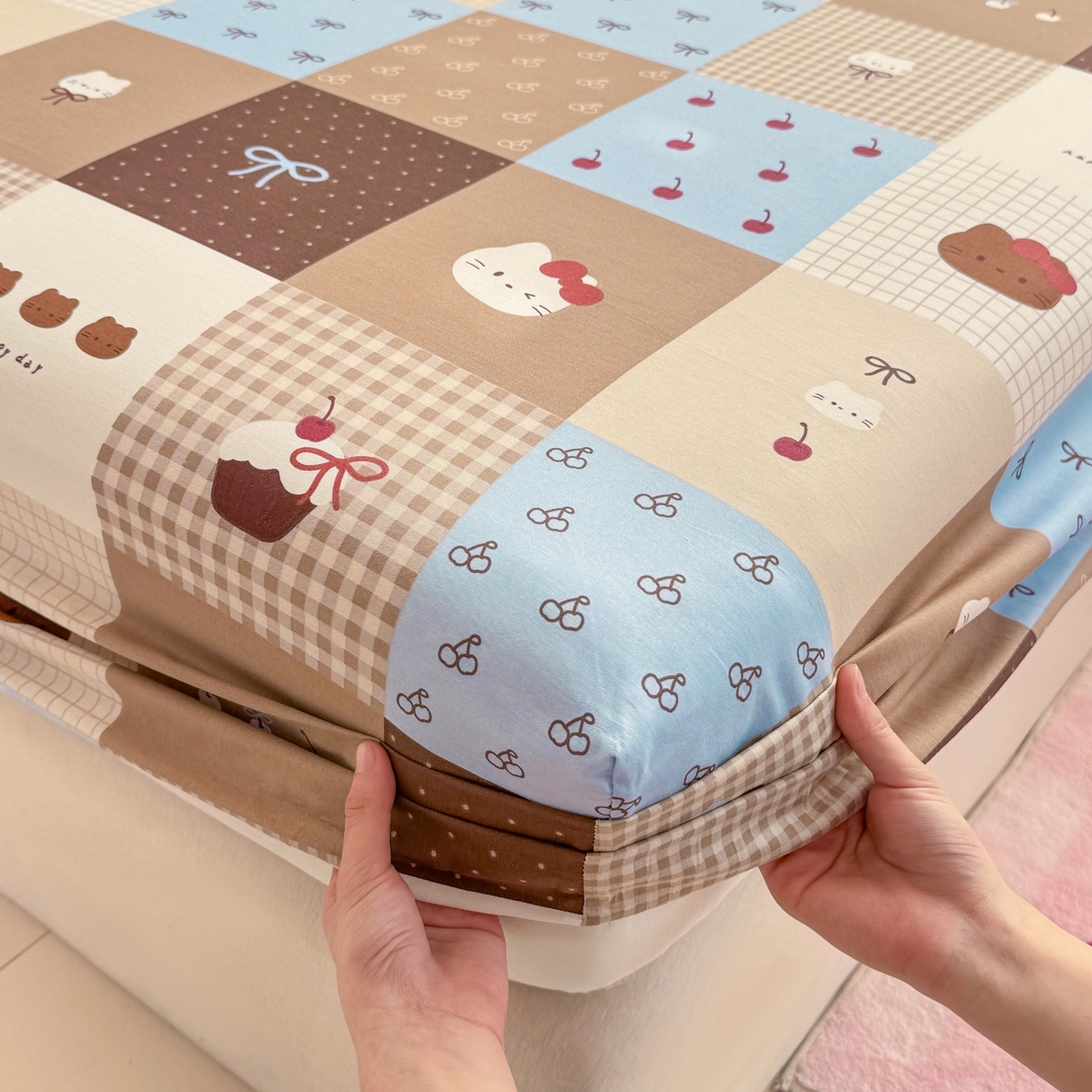 91家纺网 家纺一手货源 找家纺 博雅 2025新款全棉床笠小卡通印花床笠 咖格蛋糕猫