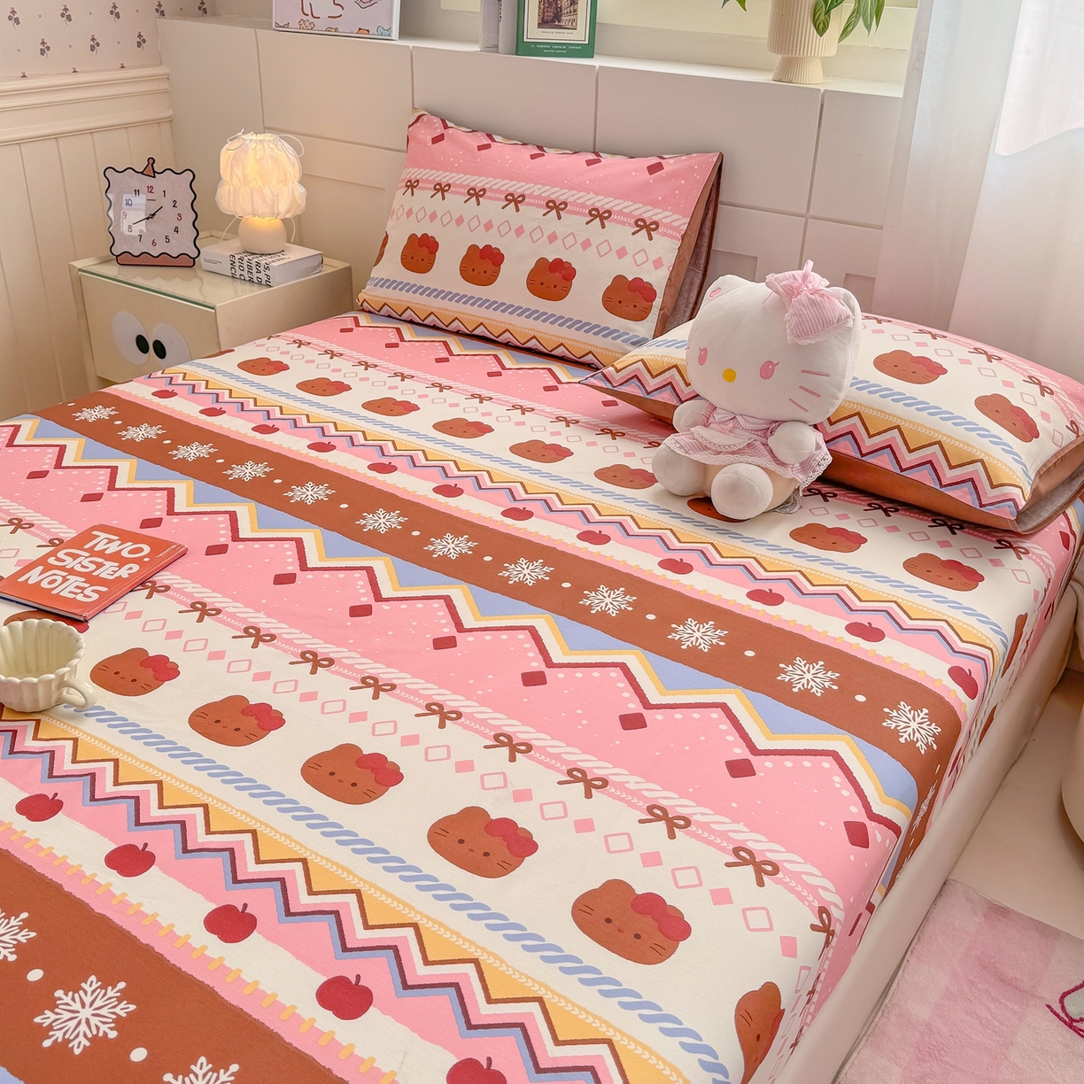 91家纺网 家纺一手货源 找家纺 博雅 2025新款全棉床笠小卡通印花床笠 圣诞苹果猫