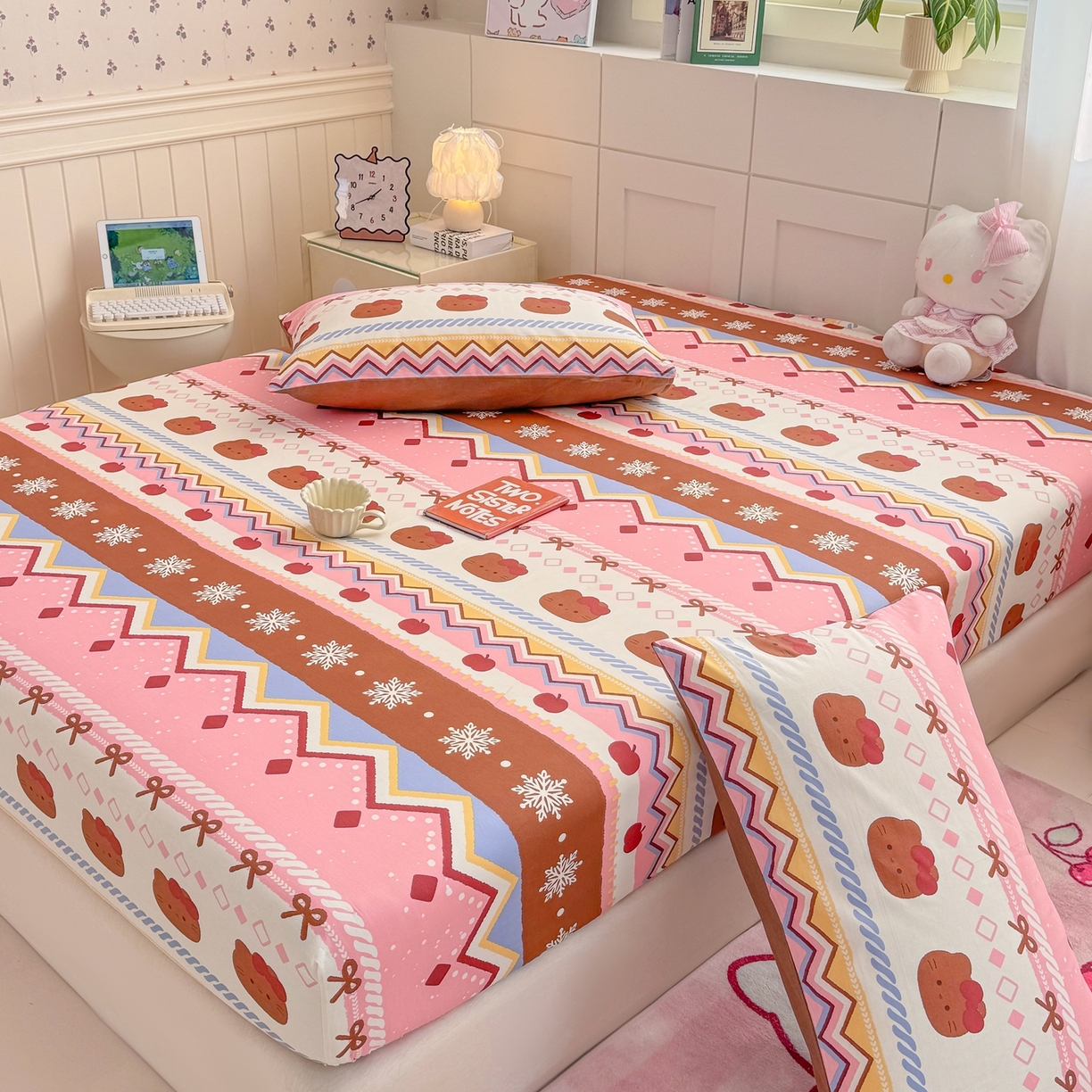 91家纺网 家纺一手货源 找家纺 博雅 2025新款全棉床笠小卡通印花床笠 圣诞苹果猫