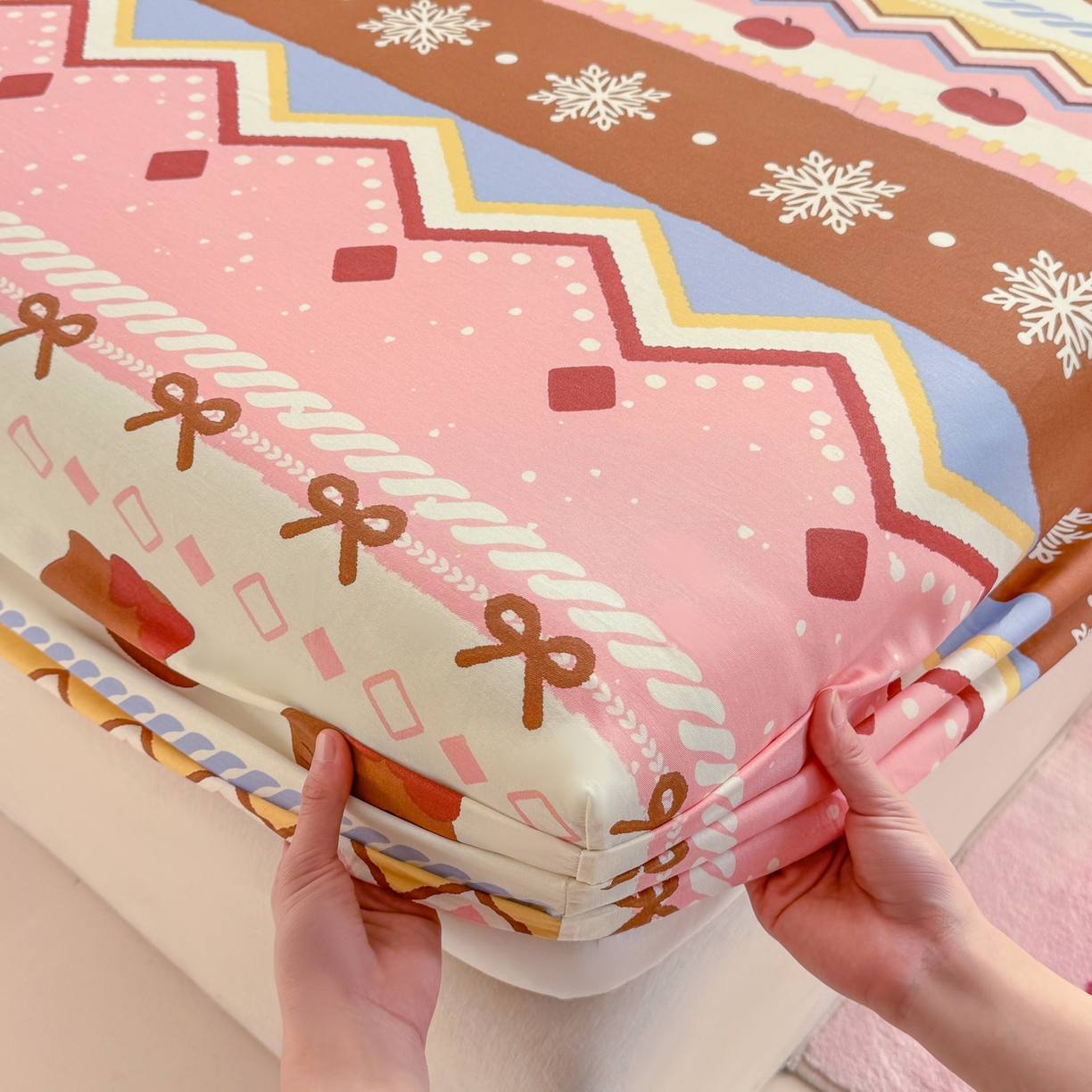 91家纺网 家纺一手货源 找家纺 博雅 2025新款全棉床笠小卡通印花床笠 圣诞苹果猫