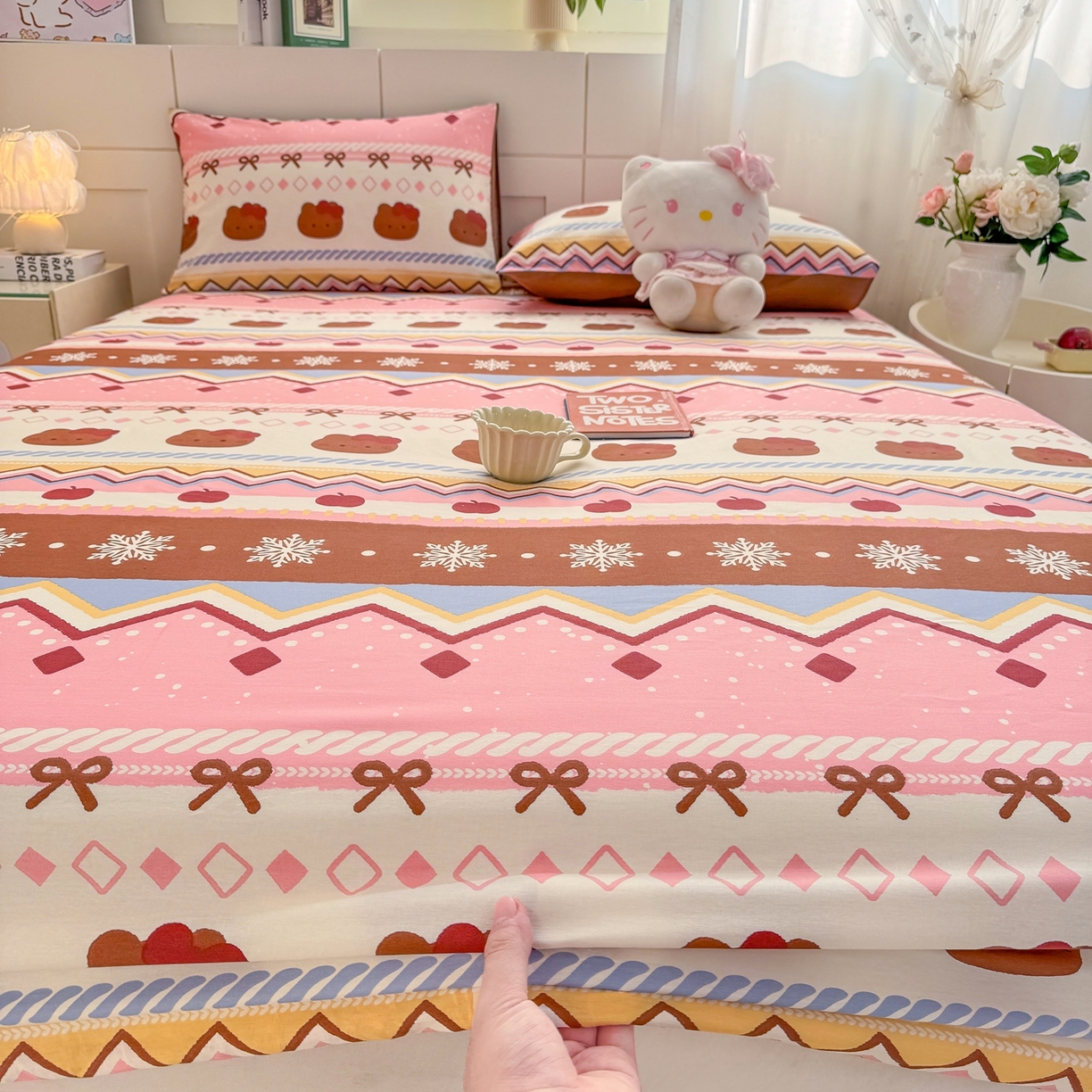 91家纺网 家纺一手货源 找家纺 博雅 2025新款全棉床笠小卡通印花床笠 圣诞苹果猫