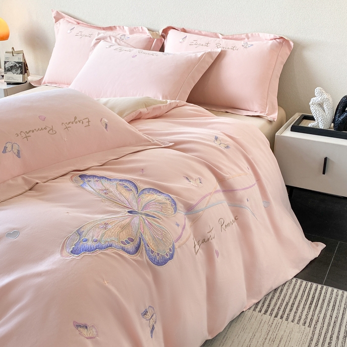 91家纺网 家纺一手货源 找家纺 欣宜家纺 2025新款秋冬纯棉全棉长绒棉磨毛刺绣床上四件套高端礼盒-蝶町系列（含买家秀） 蝶町-轻奢粉