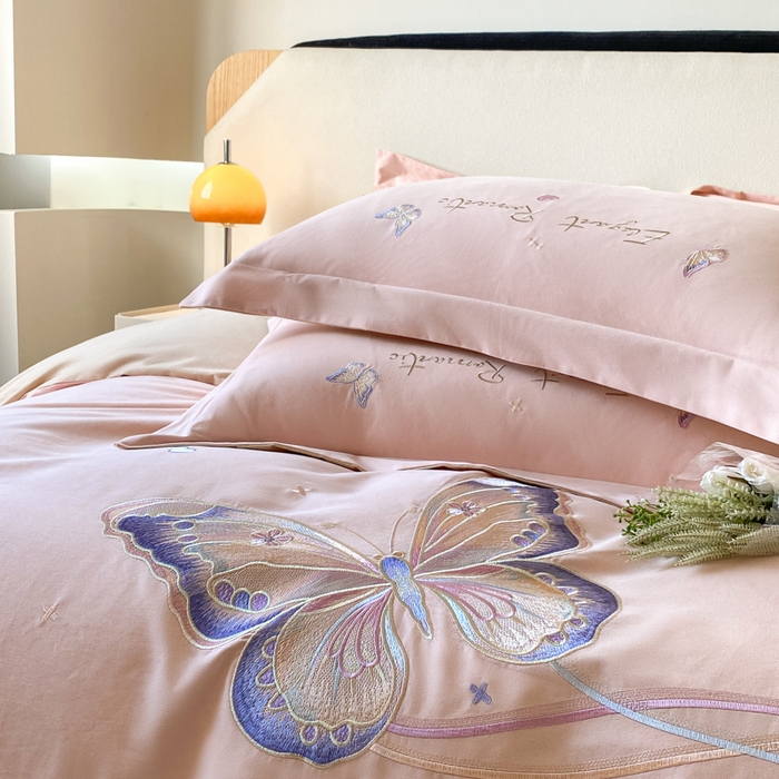 91家纺网 家纺一手货源 找家纺 欣宜家纺 2025新款秋冬纯棉全棉长绒棉磨毛刺绣床上四件套高端礼盒-蝶町系列（含买家秀） 蝶町-轻奢粉