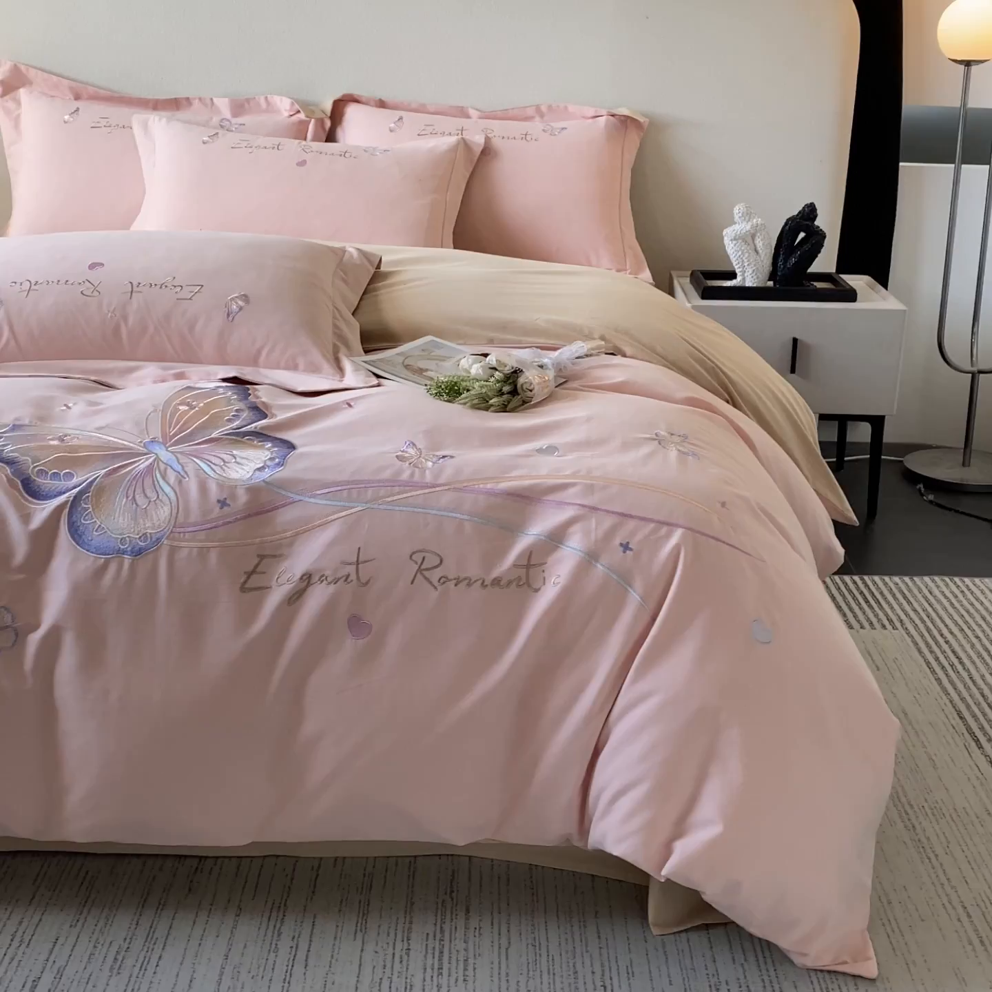 91家纺网 家纺一手货源 找家纺 欣宜家纺 2025新款秋冬纯棉全棉长绒棉磨毛刺绣床上四件套高端礼盒-蝶町系列（含买家秀） 蝶町-轻奢粉