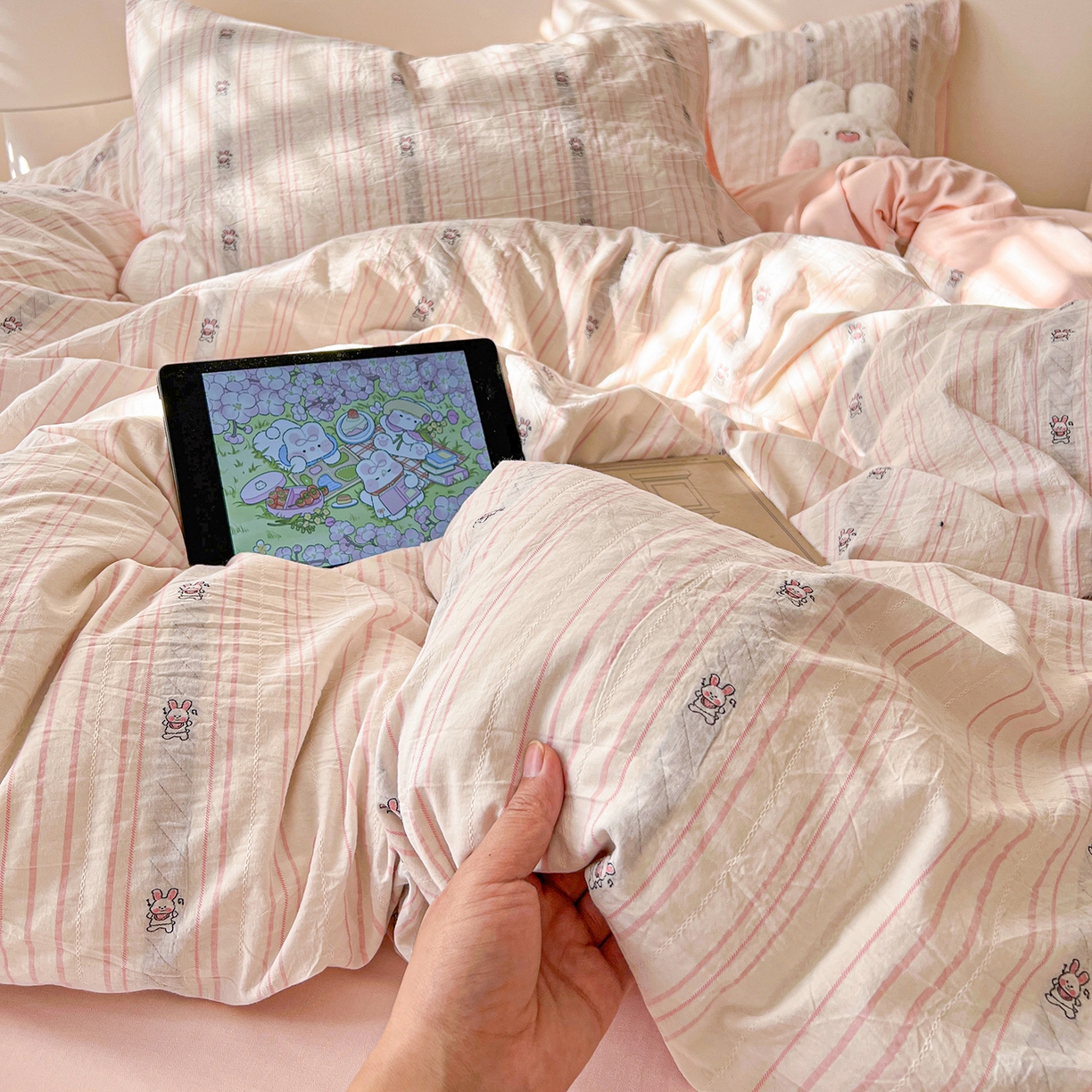 91家纺网 家纺一手货源 找家纺 锦彩家居 2026新款全棉色织提花剪花四件套小清新ins风小红书推荐——甜悠系列（提供买家秀） 可爱兔-粉