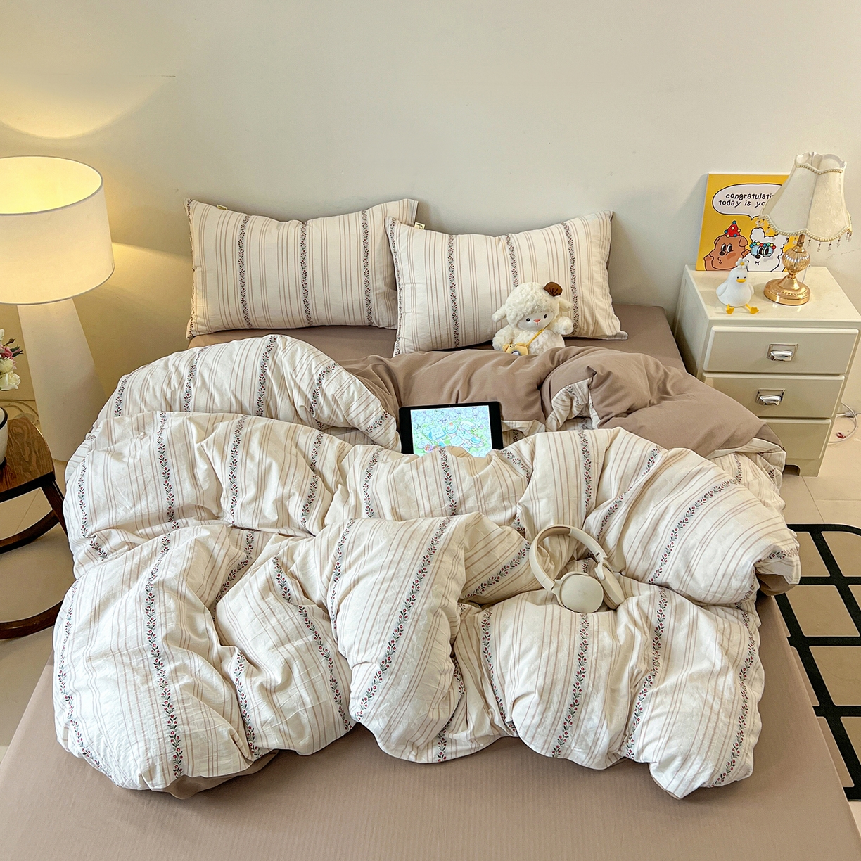 91家纺网 家纺一手货源 找家纺 锦彩家居 2026新款全棉色织提花剪花四件套小清新ins风小红书推荐——甜悠系列（提供买家秀） 花颜-咖