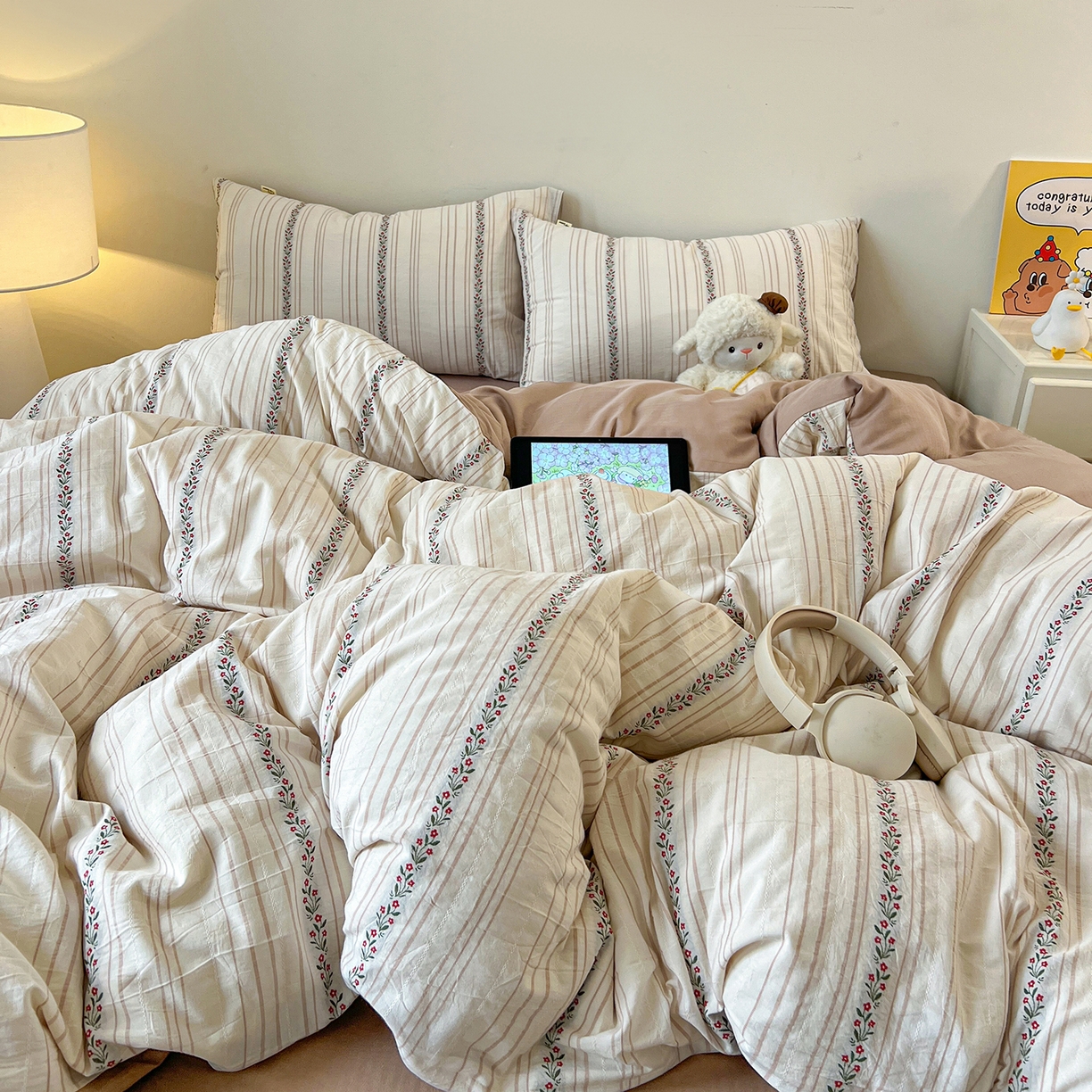 91家纺网 家纺一手货源 找家纺 锦彩家居 2026新款全棉色织提花剪花四件套小清新ins风小红书推荐——甜悠系列（提供买家秀） 花颜-咖