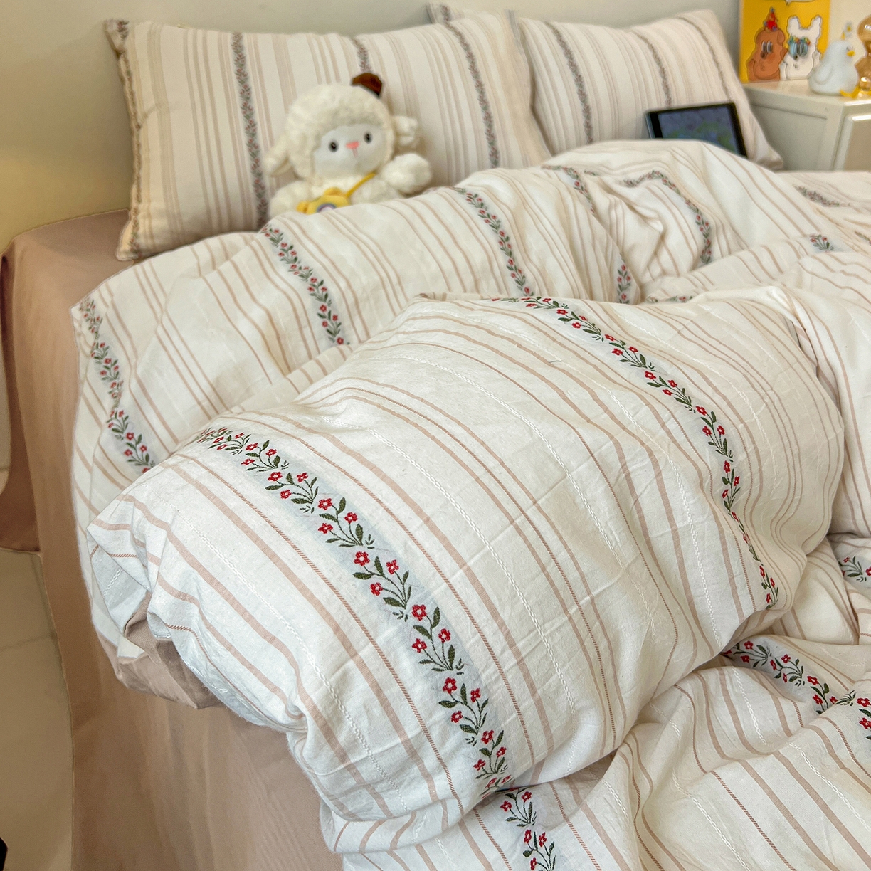 91家纺网 家纺一手货源 找家纺 锦彩家居 2026新款全棉色织提花剪花四件套小清新ins风小红书推荐——甜悠系列（提供买家秀） 花颜-咖