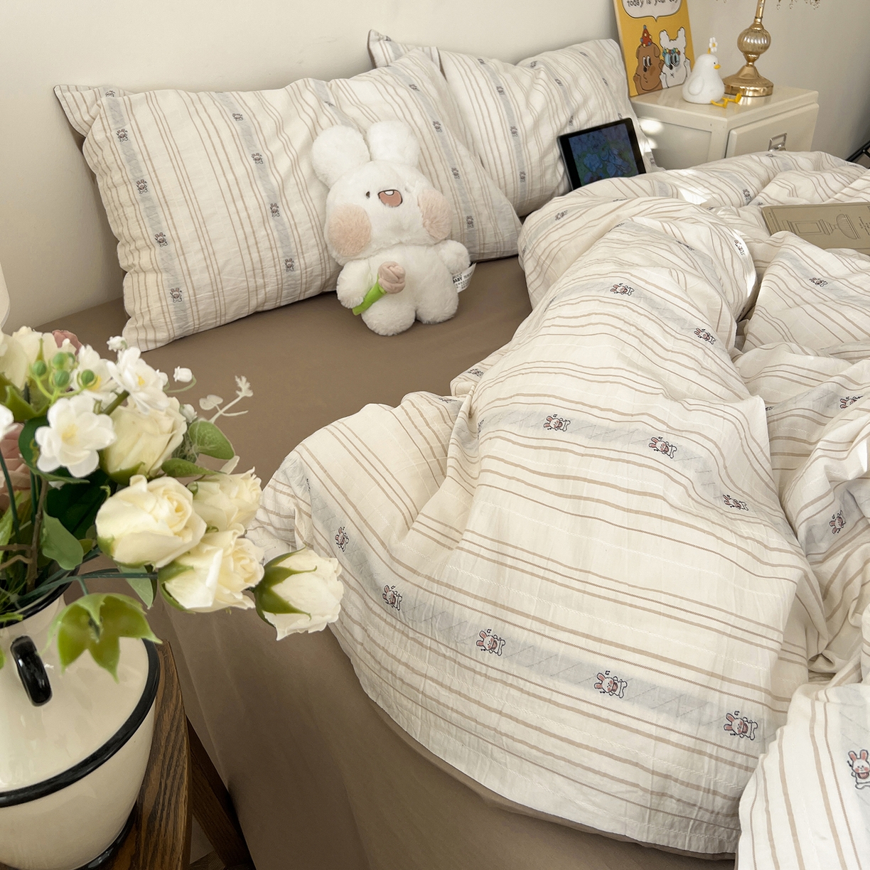 91家纺网 家纺一手货源 找家纺 锦彩家居 2026新款全棉色织提花剪花四件套小清新ins风小红书推荐——甜悠系列（提供买家秀） 可爱兔-咖