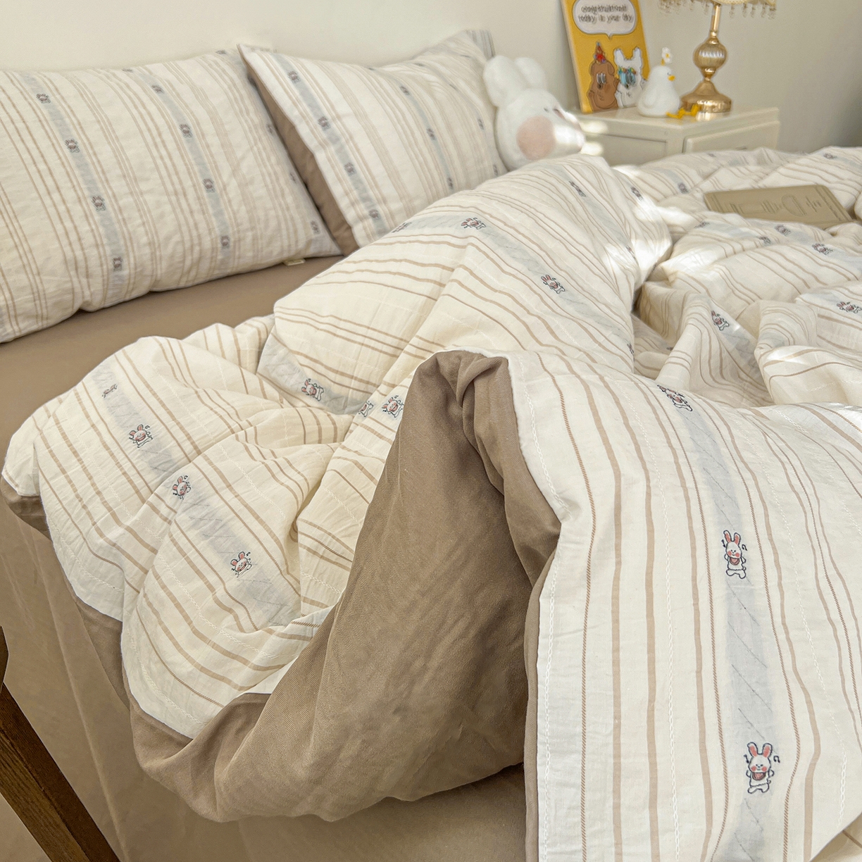 91家纺网 家纺一手货源 找家纺 锦彩家居 2026新款全棉色织提花剪花四件套小清新ins风小红书推荐——甜悠系列（提供买家秀） 可爱兔-咖