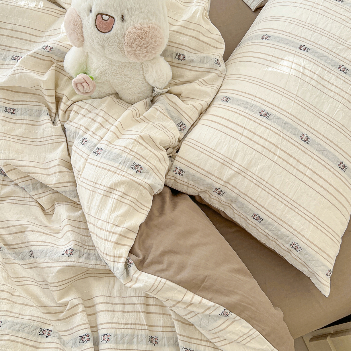 91家纺网 家纺一手货源 找家纺 锦彩家居 2026新款全棉色织提花剪花四件套小清新ins风小红书推荐——甜悠系列（提供买家秀） 可爱兔-咖