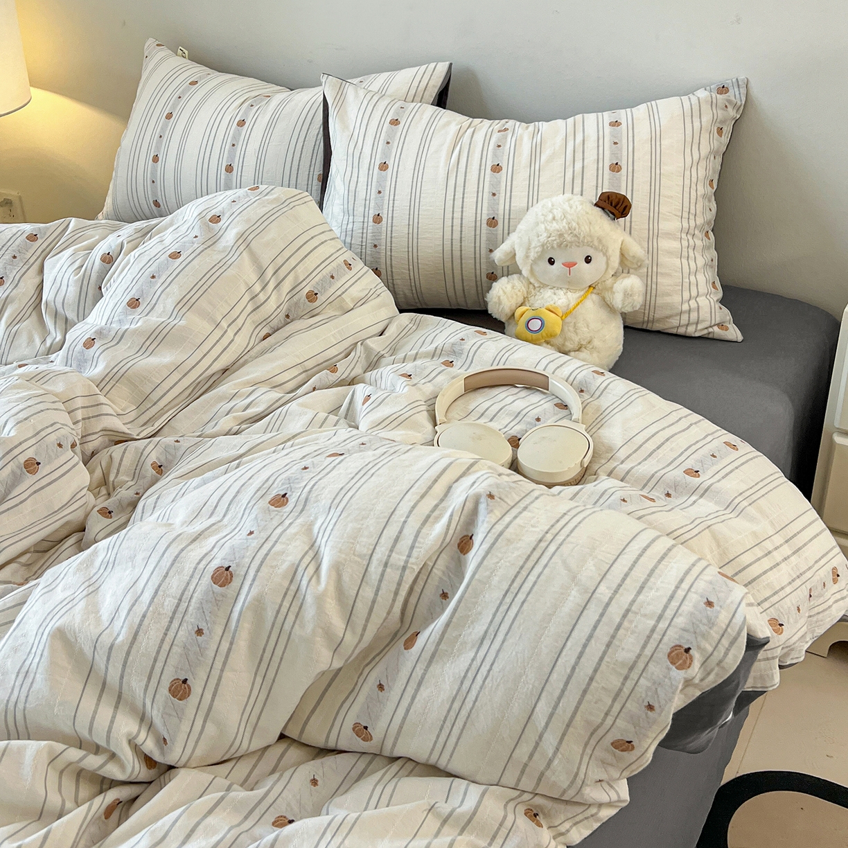 91家纺网 家纺一手货源 找家纺 锦彩家居 2026新款全棉色织提花剪花四件套小清新ins风小红书推荐——甜悠系列（提供买家秀） 小南瓜-灰