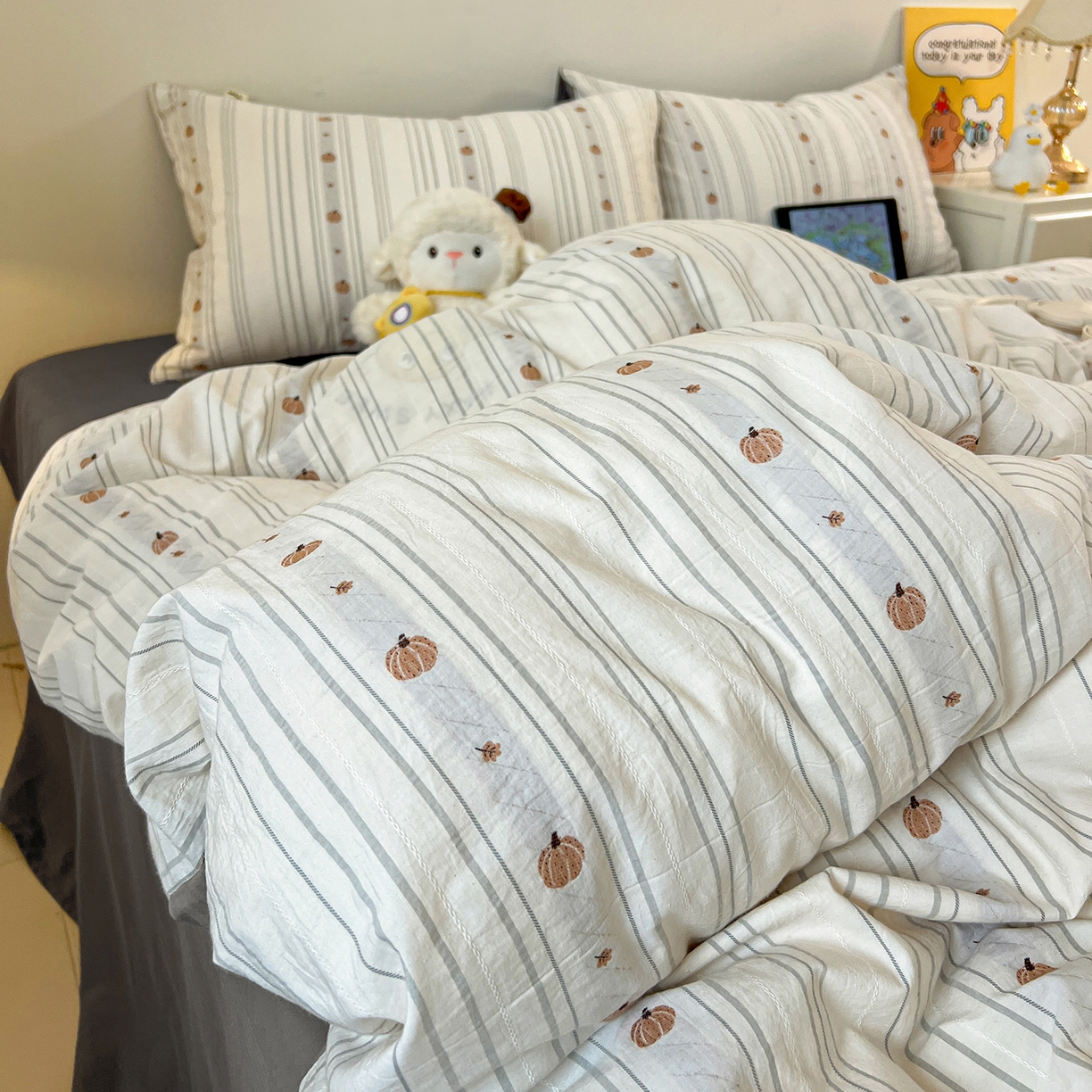 91家纺网 家纺一手货源 找家纺 锦彩家居 2026新款全棉色织提花剪花四件套小清新ins风小红书推荐——甜悠系列（提供买家秀） 小南瓜-灰