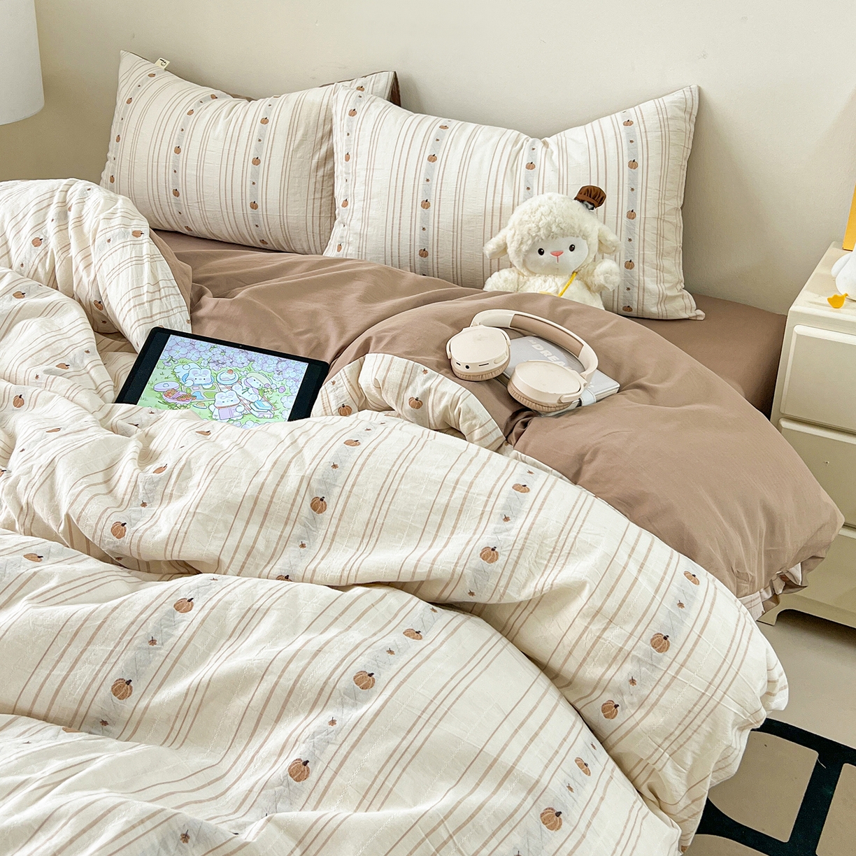 91家纺网 家纺一手货源 找家纺 锦彩家居 2026新款全棉色织提花剪花四件套小清新ins风小红书推荐——甜悠系列（提供买家秀） 小南瓜-咖