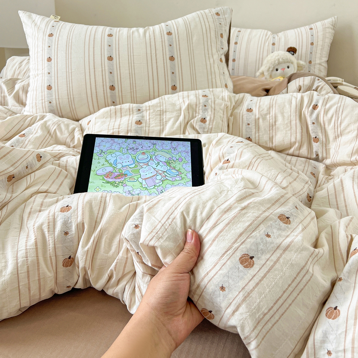 91家纺网 家纺一手货源 找家纺 锦彩家居 2026新款全棉色织提花剪花四件套小清新ins风小红书推荐——甜悠系列（提供买家秀） 小南瓜-咖