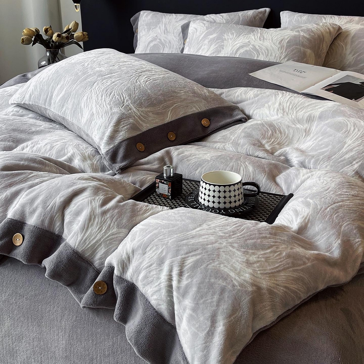 91家纺网 家纺一手货源 找家纺 （总）帅露家纺 2025秋冬新款A类高克重着色烂花立体雕花牛奶绒纽扣款四件套