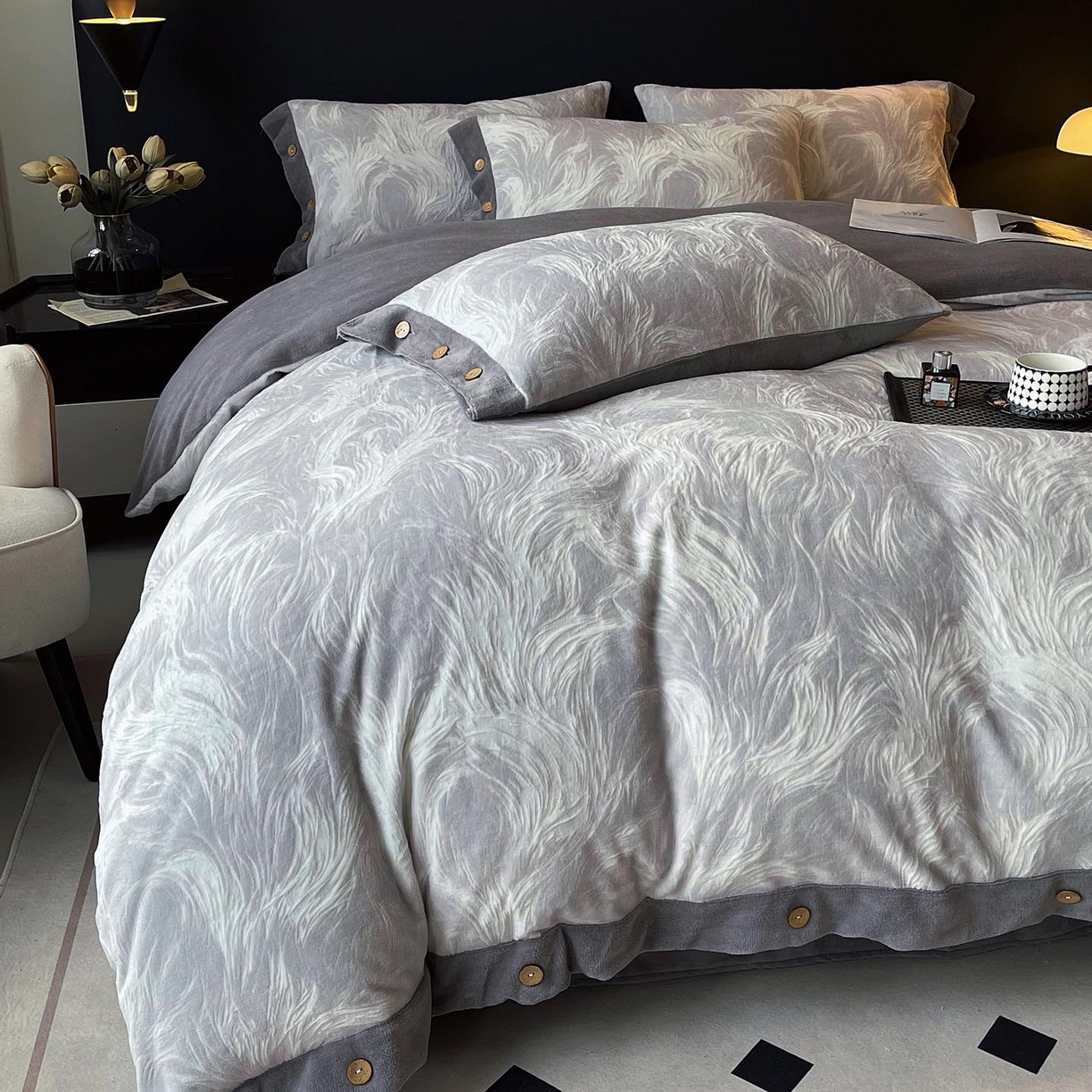 91家纺网 家纺一手货源 找家纺 （总）帅露家纺 2025秋冬新款A类高克重着色烂花立体雕花牛奶绒纽扣款四件套