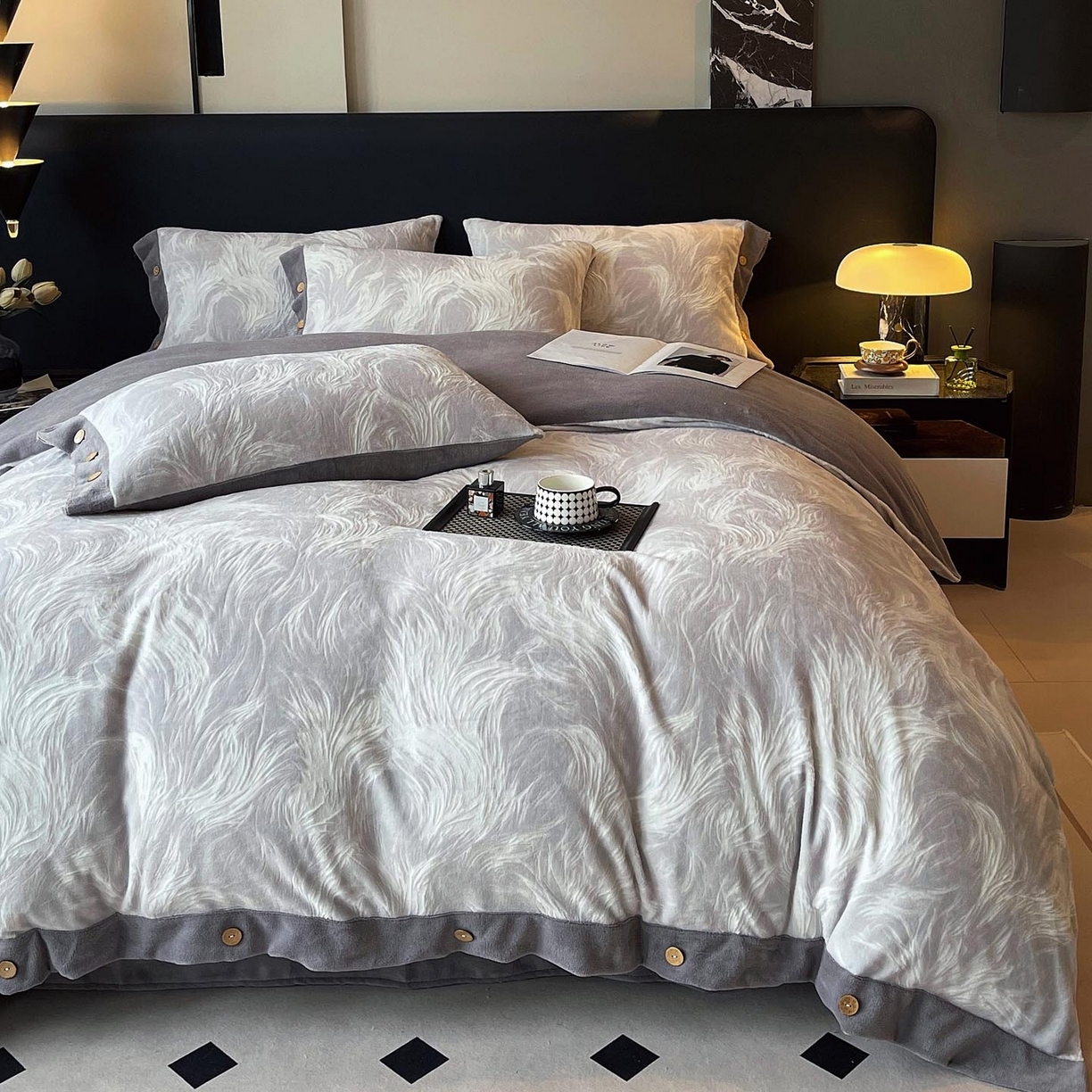 91家纺网 家纺一手货源 找家纺 （总）帅露家纺 2025秋冬新款A类高克重着色烂花立体雕花牛奶绒纽扣款四件套